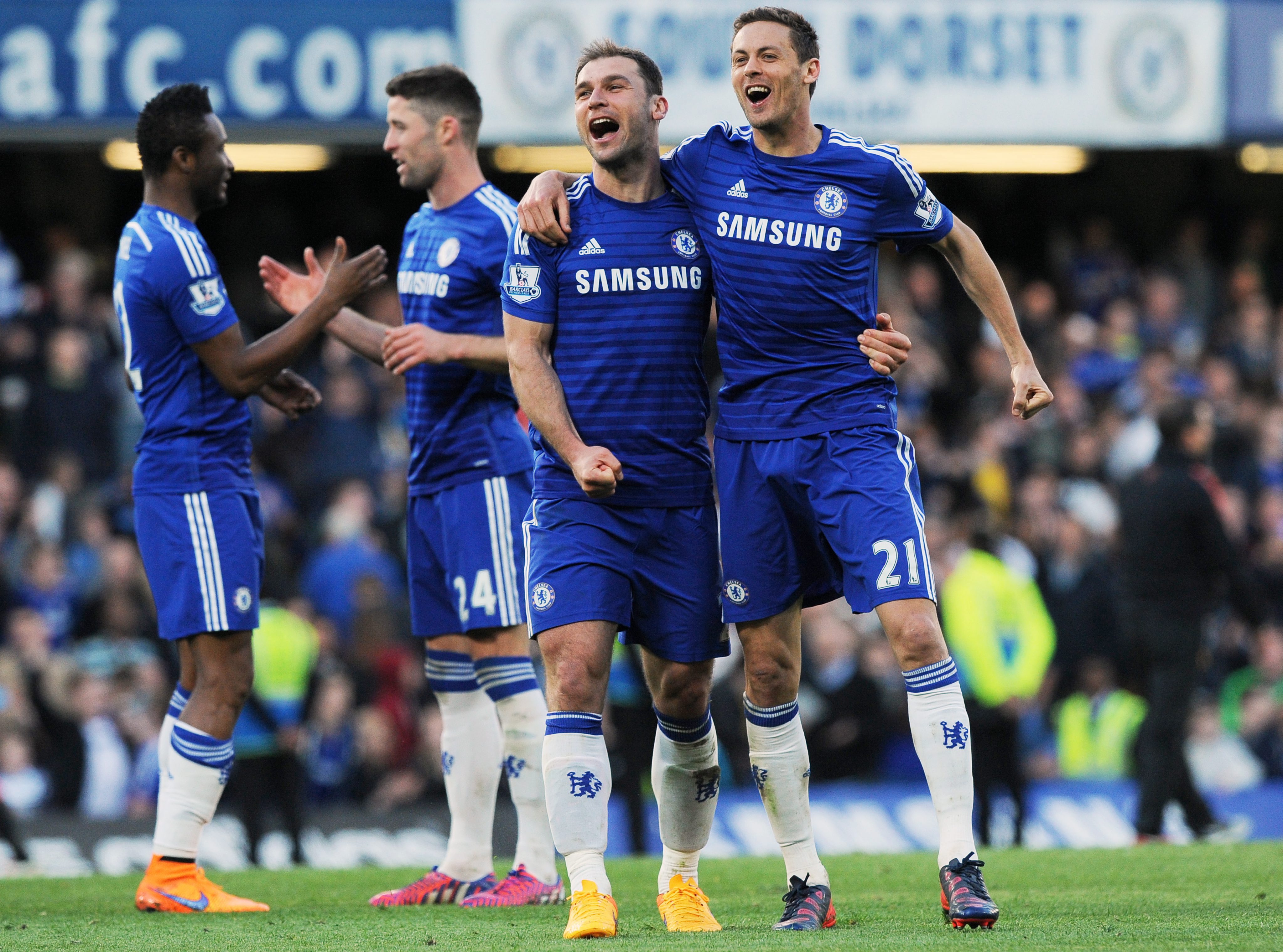 epa04710864 Chelsea's Nemanja Matic (R) and Branislav Ivanovic (2-R) celebrate after winning the English Premier League soccer match between Chelsea and Manchester United at Stamford Bridge stadium in London, Britain, 18 April 2015. EPA/WILL OLIVER DataCo terms and conditions apply http//www.epa.eu/downloads/DataCo-TCs.pdf