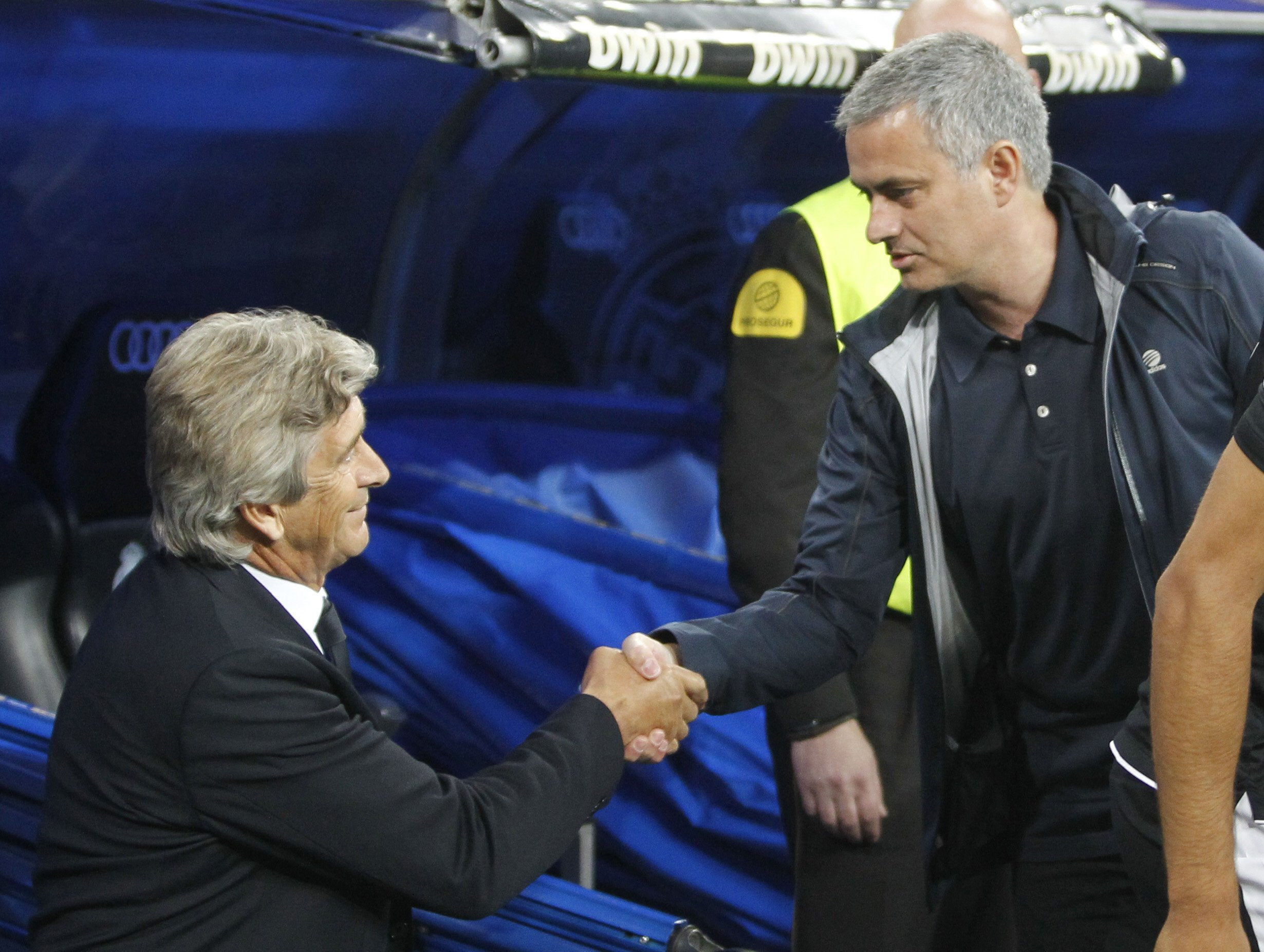epa03692451 Real Madrid's head coach Jose Mourinho (R) shakes hands with Malaga's head coach Manuel Pellegrini (L) before their Spanish Primera Division soccer match played at Santiago Bernabeu stadium, in Madrid, central Spain, on 08 May 2013. EPA/Alberto Martin