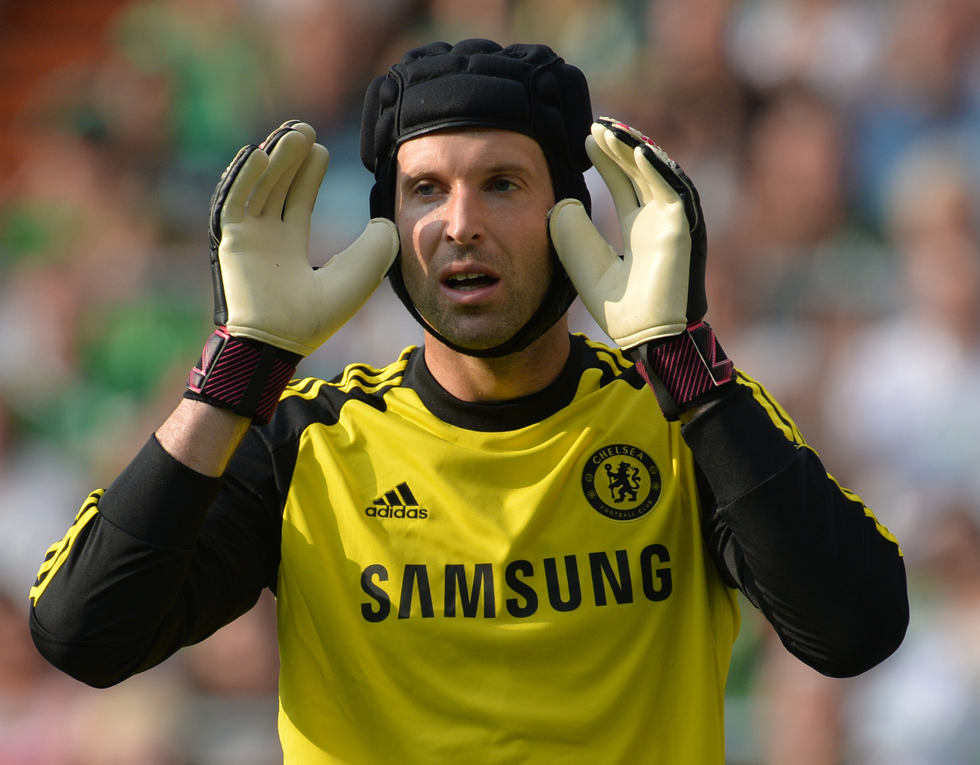 epa04339864 Chelsea's goal keeper Petr Cech during the soccer test match between Werder Bremen and FC Chelsea at Weserstadion in Bremen, Germany, 03 August 2014. EPA/Carmen Jaspersen