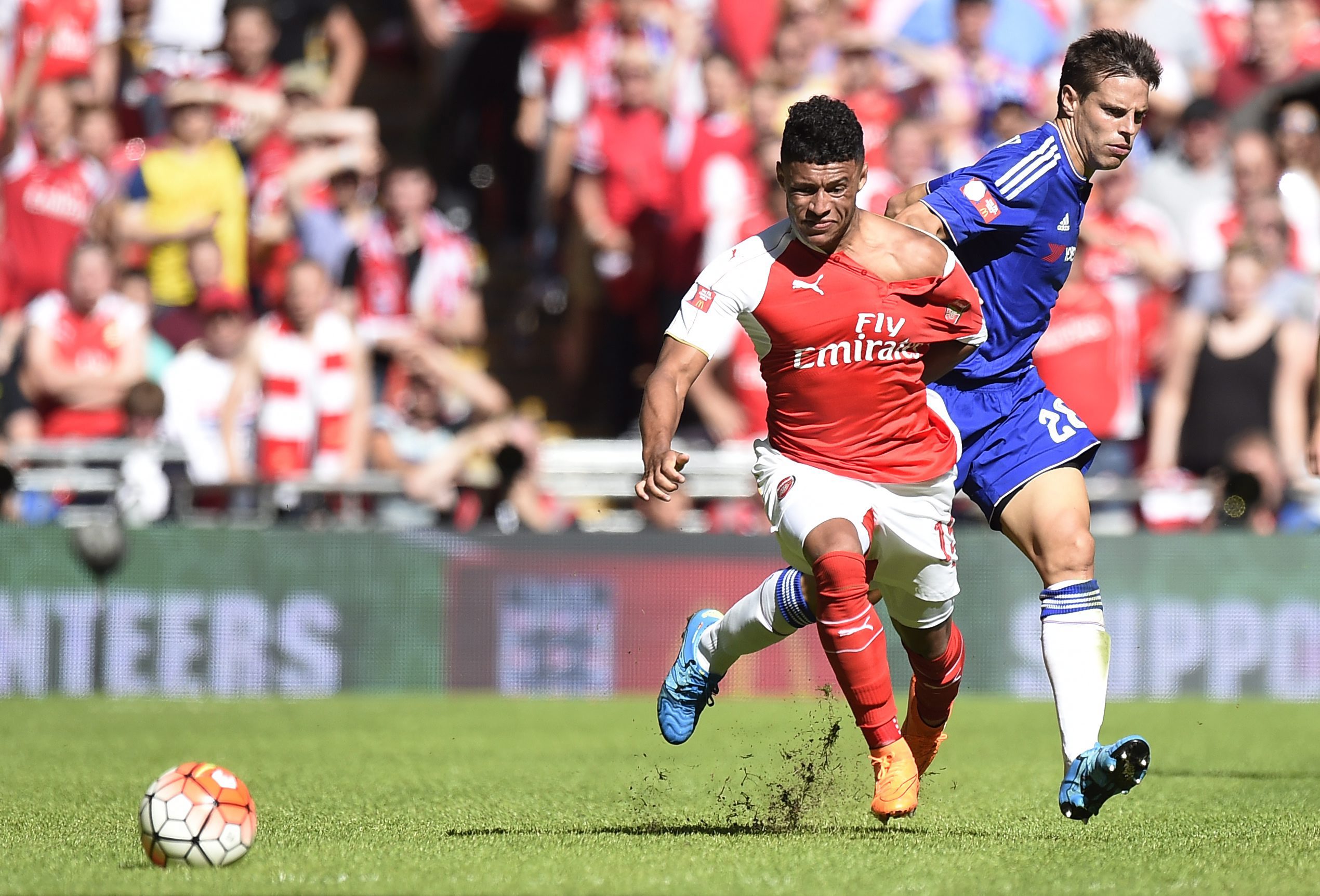 epa04870027 Arsenal Alex Oxlade Chamberlain (L) vies for the ball against Chelsea Cesar Azpilicueta  (R)  during their English FA Community Shield soccer match between Chelsea and Arsenal in Wembley stadium in London, Britain, 02 August 2015.  EPA/FACUNDO ARRIZABALAGA DataCo terms and conditions apply. http://www.epa.eu/files/Terms%20and%20Conditions/DataCo_Terms_and_Conditions.pdf
