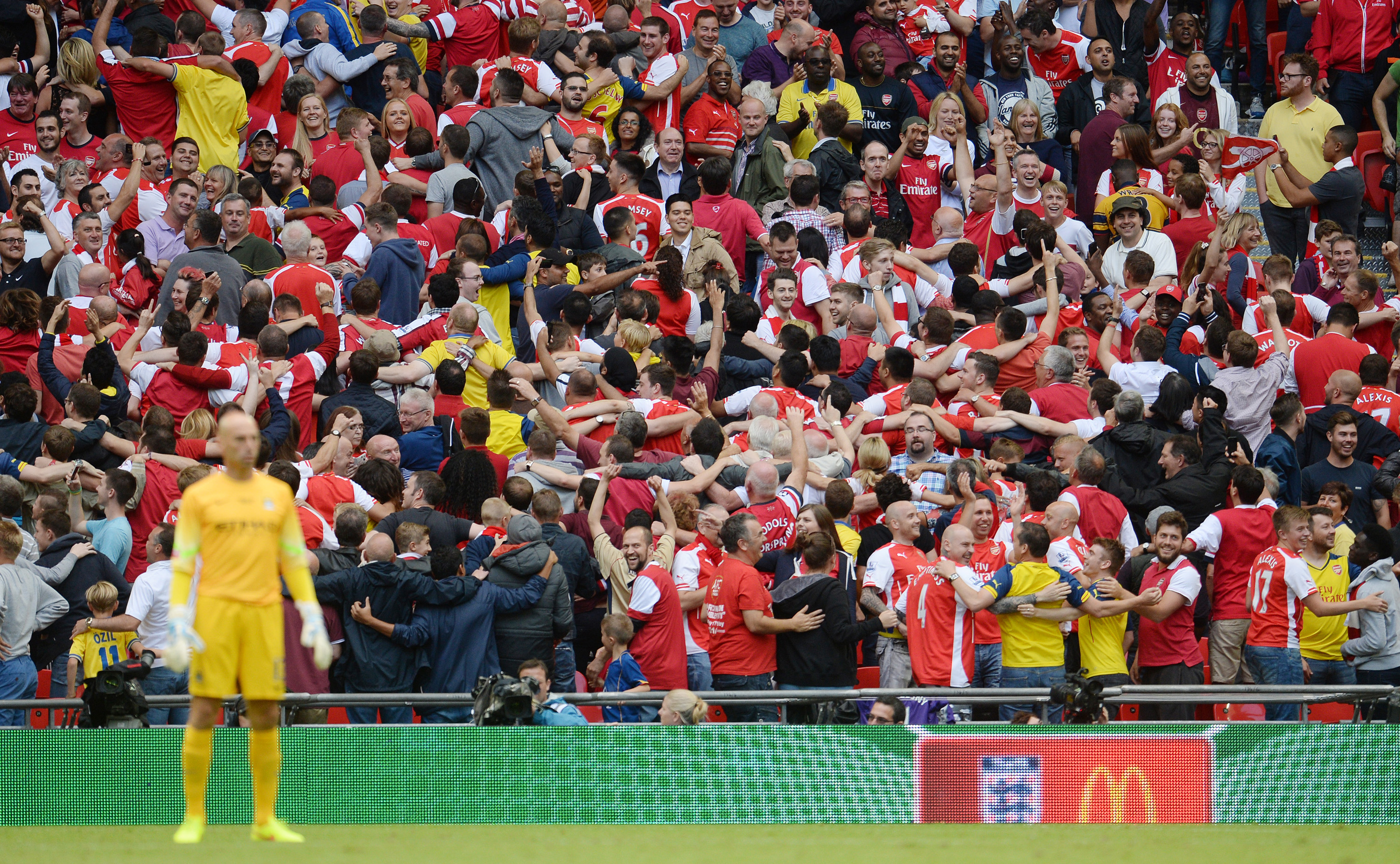 epa04348444 Arsenal fans celebrate following their teams third goal Manchester City during the FA Community Shield at Wembley Stadium in London, Britain, 10 August 2014.  EPA/ANDY RAIN DataCo terms and conditions apply. http://www.epa.eu/downloads/DataCo-TCs.pdf