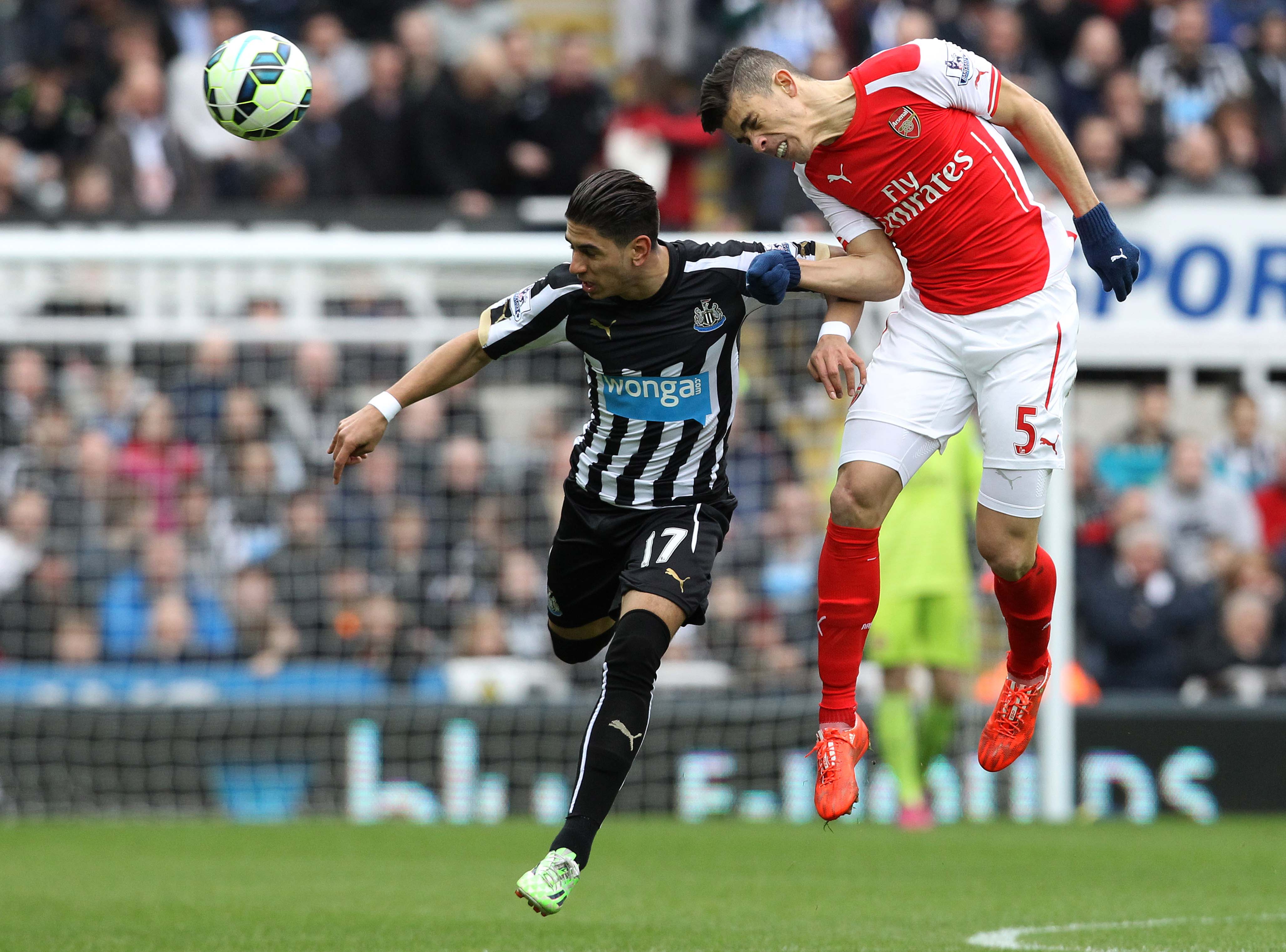 epa04673305 Arsenal's Gabriel Paulista (R) challenges Newcastle United's Ayoze Perez during the English Premier League soccer match between Newcastle and Arsenal at the Saint James' Park stadium in Newcastle, Britain, 21 March 2015.  EPA/LINDSEY PARNABY DataCo terms and conditions apply. http://www.epa.eu/files/Terms%20and%20Conditions/DataCo_Terms_and_Conditions.pdf