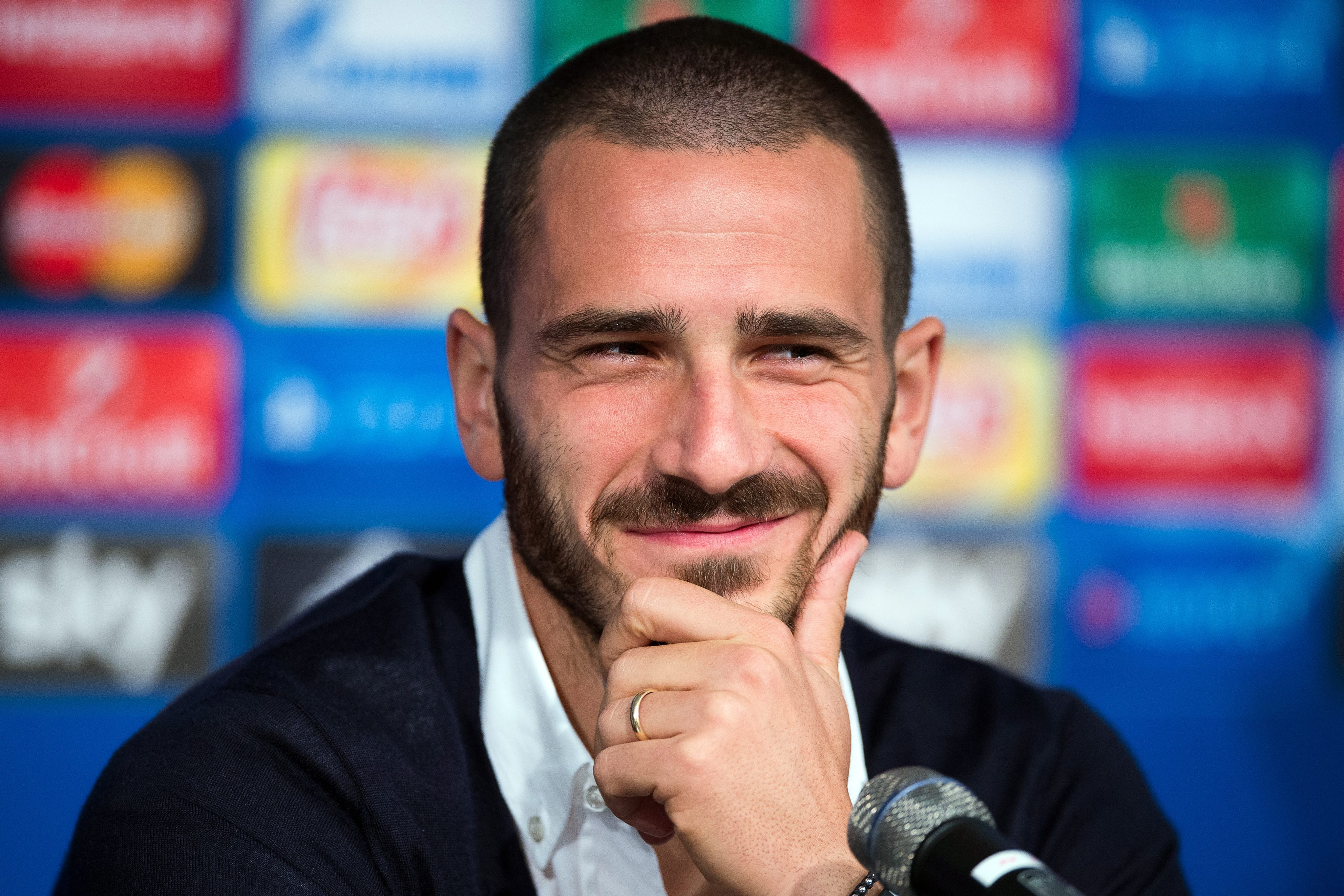 epa05007981 Juventus' Leonardo Bonucci smiles during a press conference in Moenchengladbach, Germany, 02 November 2015. Juventus FC will face Borussia Moenchengladbach in the UEFA Champions League group D soccer match on 03 November 2015.  EPA/MARIUS BECKER