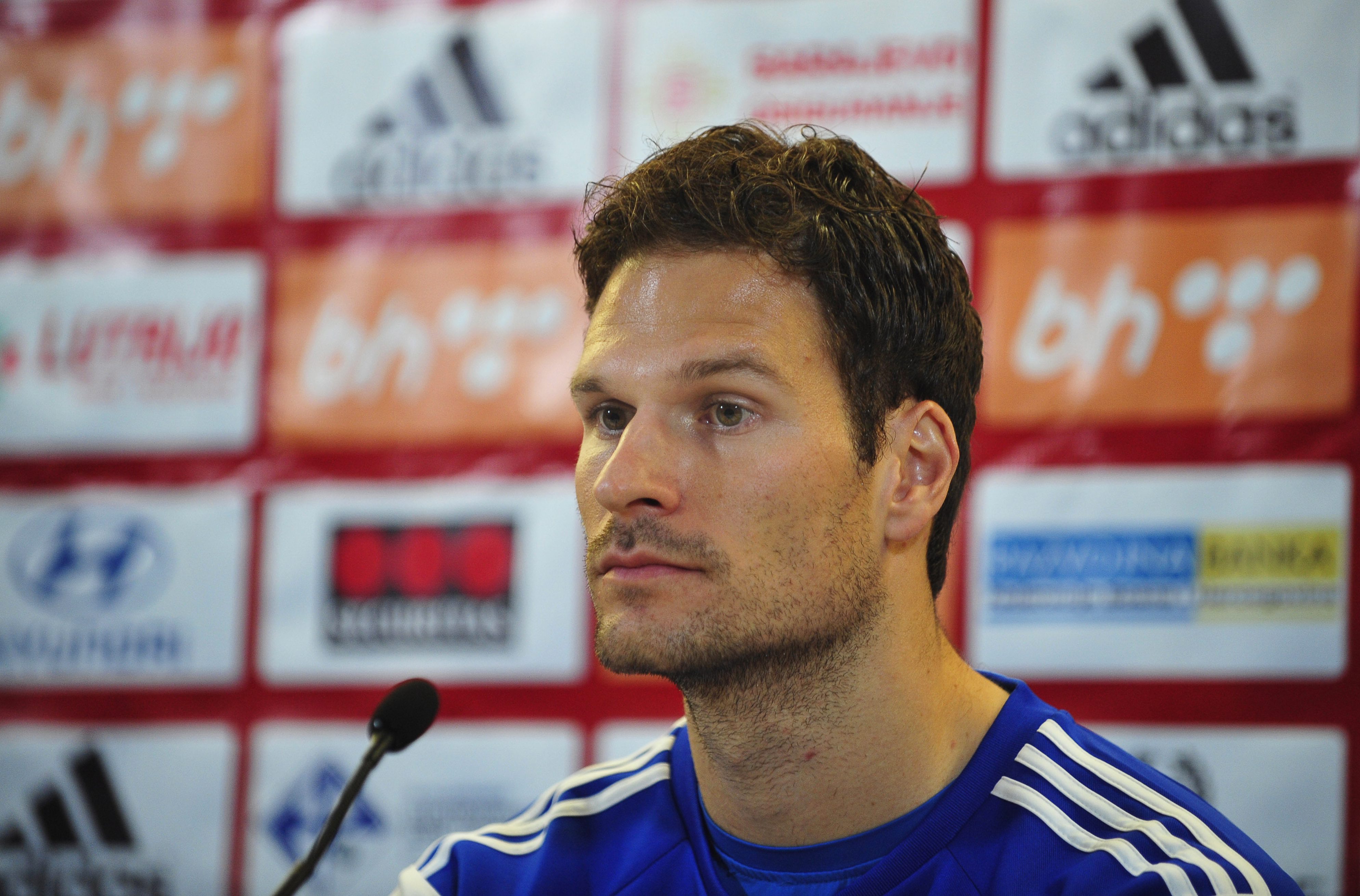 epa05027319 Bosnia and Herzegovina's goalkeeper Asmir Begovic attends a press conference in Dublin, Ireland, 15 November 2015. Bosnia and Herzegovina will face Ireland in the UEFA EURO 2016 qualification playoff second leg soccer match on 16 November 2015. EPA/AIDAN CRAWLEY