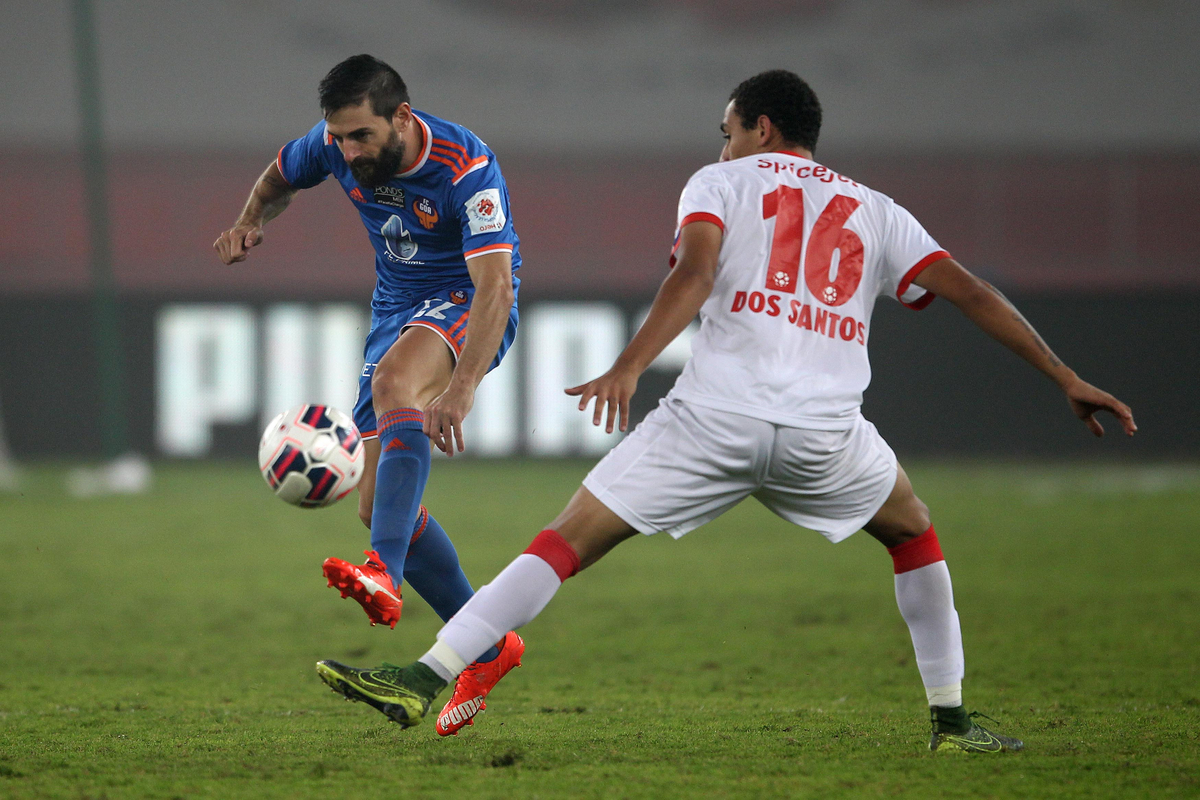 Joffre Mateu Gonzalez of FC Goa  during Semi-final 1 (1st Leg) of the Indian Super League (ISL) season 2 between Delhi Dynamos FC and 
FC Goa held at the Jawaharlal Nehru Stadium, Delhi, India on the 11th December 2015.

Photo by Ron Gaunt  / ISL/ SPORTZPICS