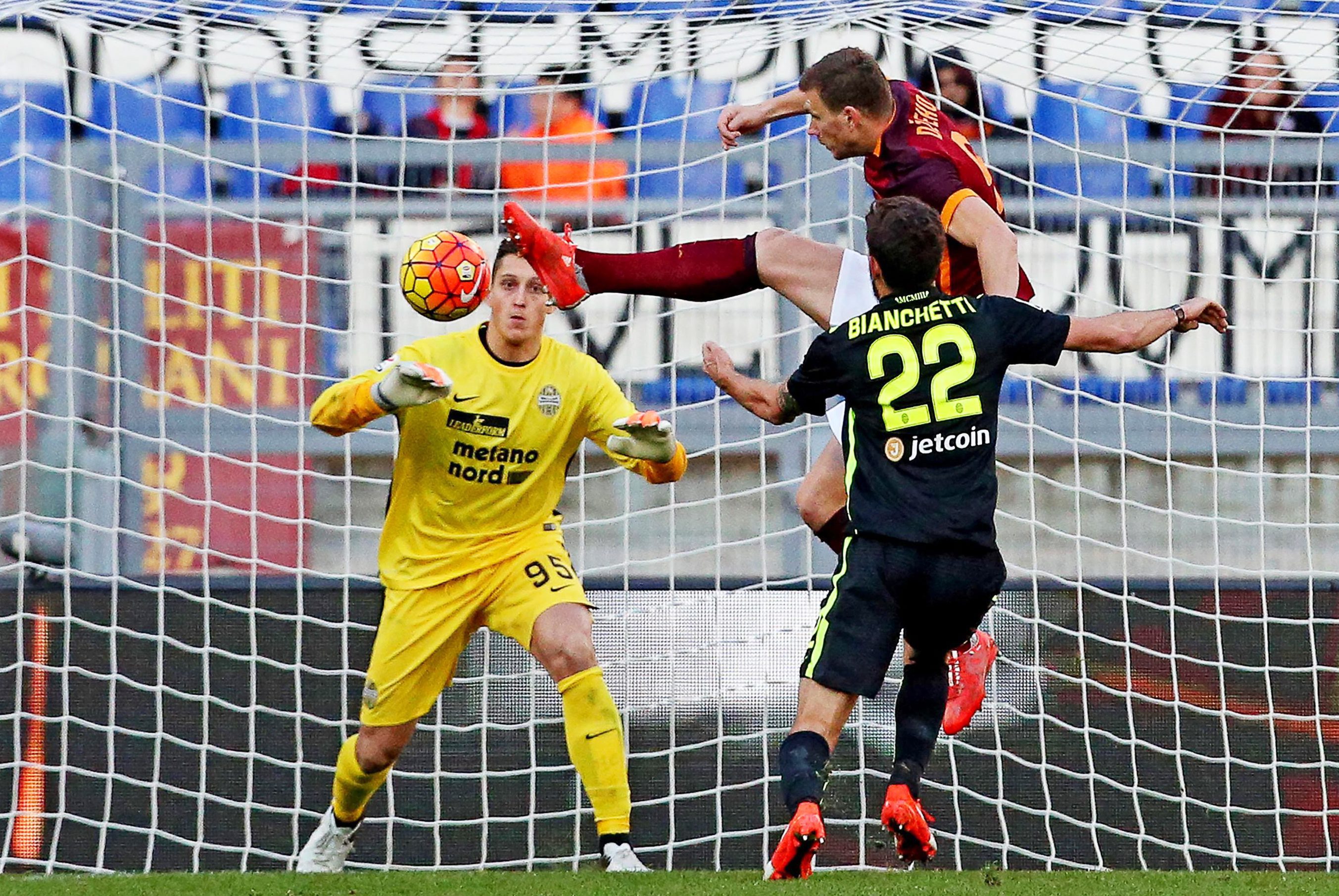 epa05106936 Roma's forward Edin Dzeko (back R) in action against Hellas Verona's goalkeeper Pierluigi Gollini (L) during the Italian Serie A soccer match between AS Roma and Hellas Verona at the Olimpico stadium in Rome, Italy, 17 January 2016. EPA/ALESSANDRO DI MEO
