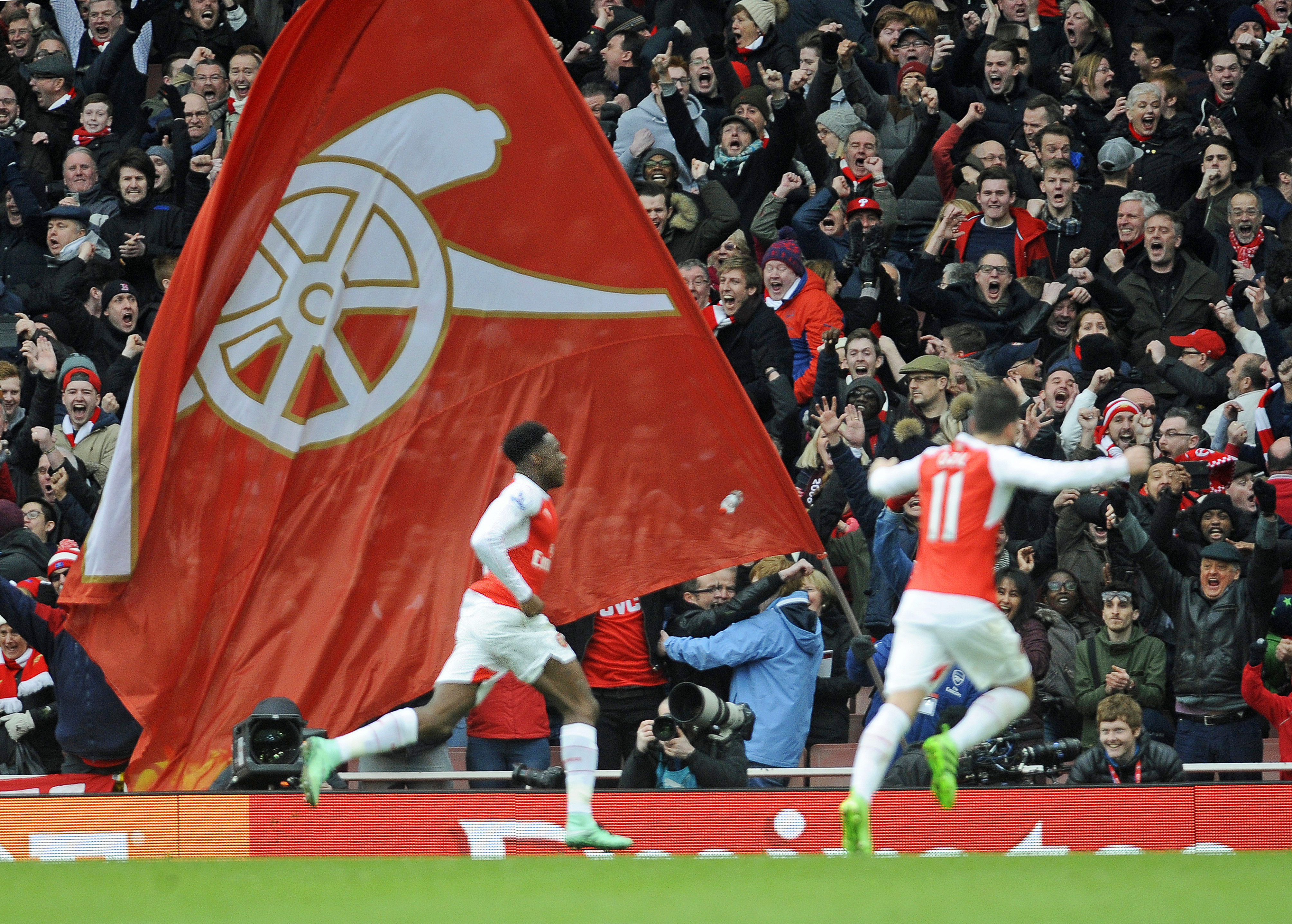 epa05160311 Arsenal's Danny Welbeck (L) celebrates with fans after scoring the winning goal during the English Premier League soccer match between Arsenal FC and Leicester City in London, Britain, 14 February 2016. Arsenal won 2-1.  EPA/GERRY PENNY EDITORIAL USE ONLY. No use with unauthorized audio, video, data, fixture lists, club/league logos or 'live' services. Online in-match use limited to 75 images, no video emulation. No use in betting, games or single club/league/player publications.