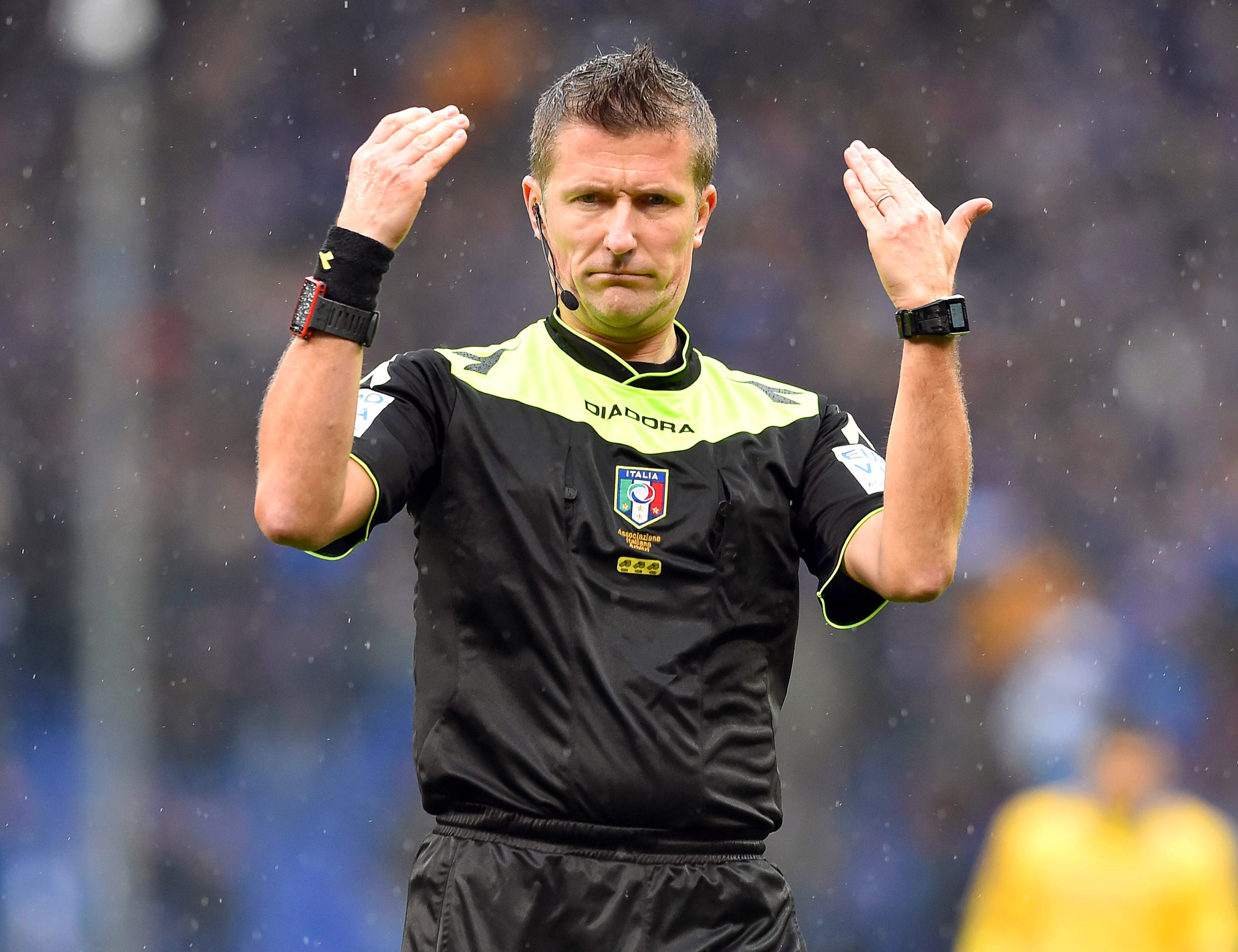 epa05185311 Italian referee Daniele Orsato gestures during the Italian Serie A soccer match between UC Sampdoria and Frosinone Calcio at Luigi Ferraris stadium in Genoa, Italy, 28 February 2016. EPA/SIMONE ARVEDA