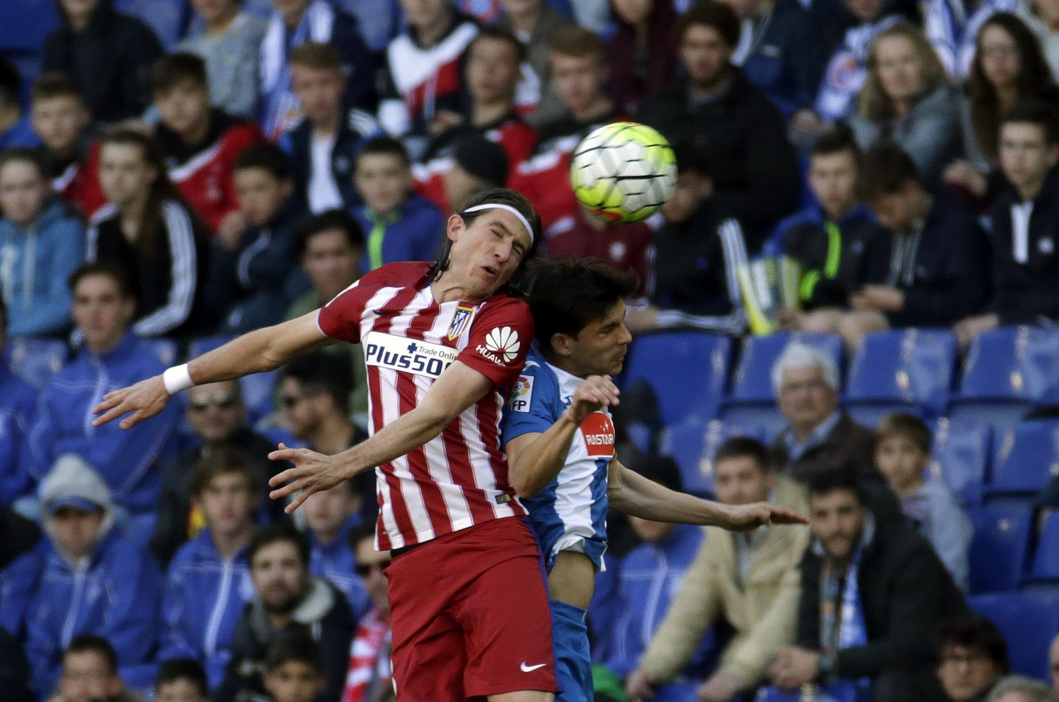 epa05251162 Atletico Madrid's Filipe Luis (L) in action against Diego Lopez of Espanyol during their Spanish Primera Division League soccer match at the Cornella-El Prat stadium in Barcelona, northeastern Spain, 09 April 2016.  EPA/Alberto Estevez