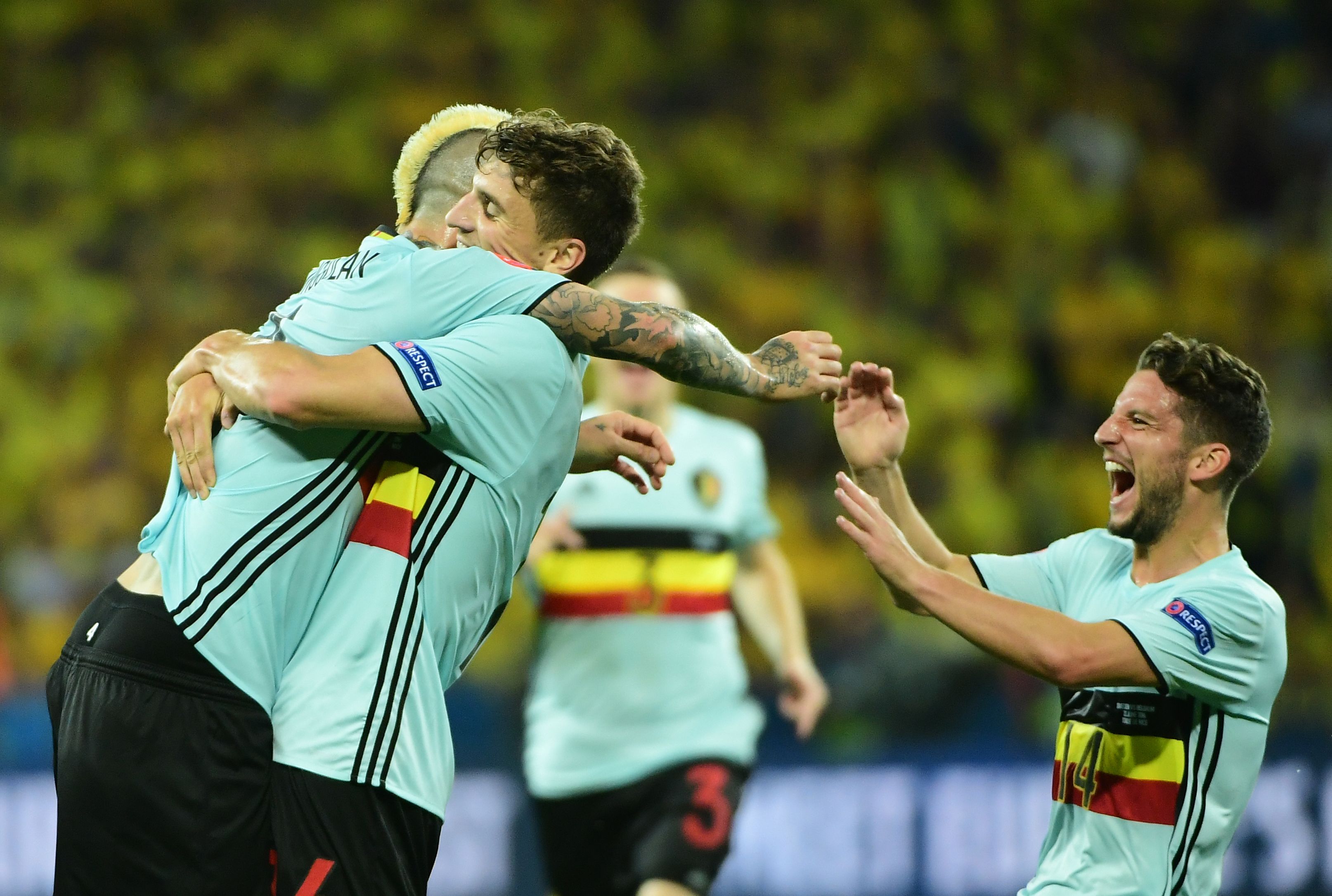 Belgium's midfielder Radja Nainggolan (L) celebrates a goal with teammates during the Euro 2016 group E football match between Sweden and Belgium at the Allianz Riviera stadium in Nice on June 22, 2016. / AFP / EMMANUEL DUNAND (Photo credit should read EMMANUEL DUNAND/AFP/Getty Images)