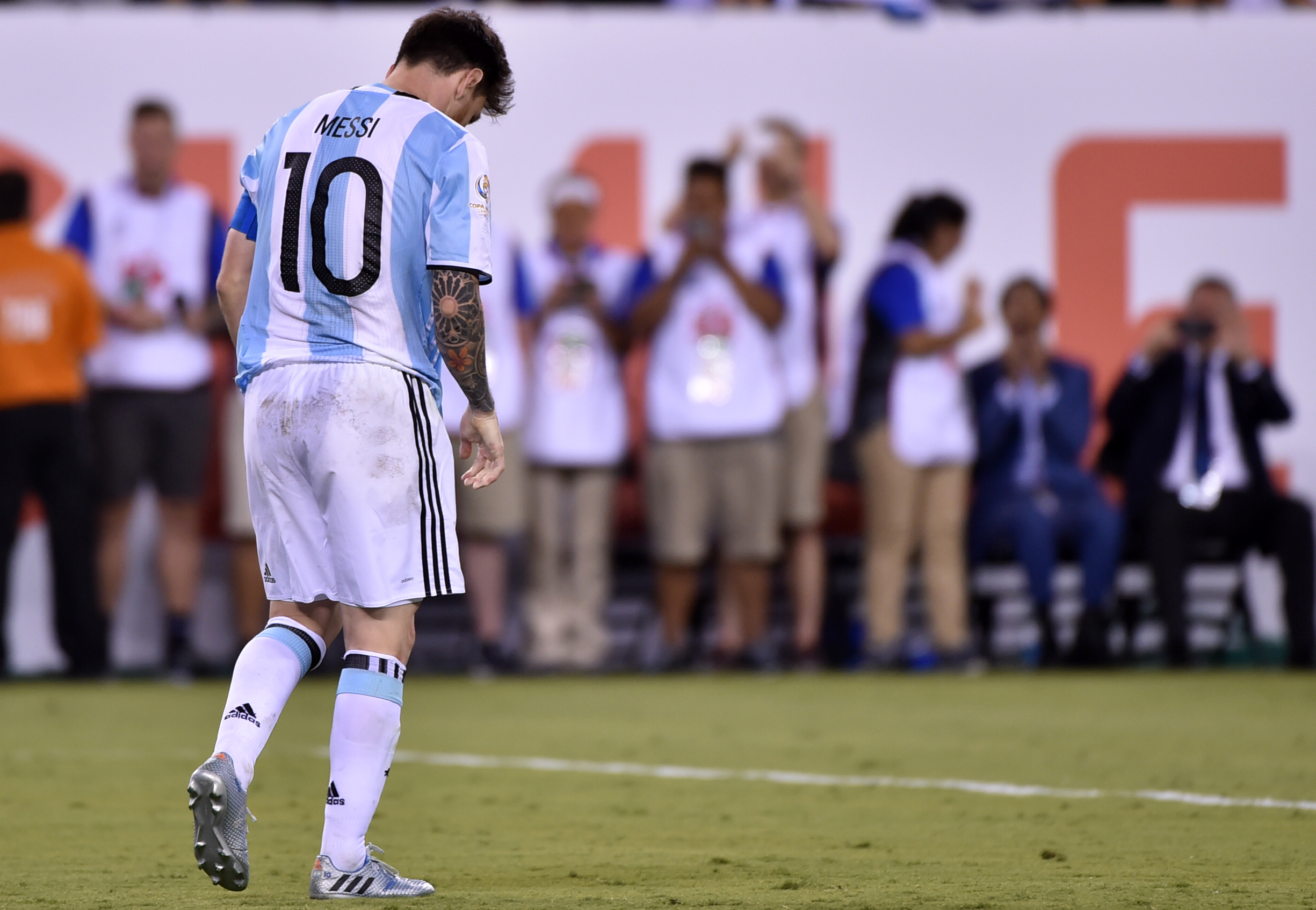 TOPSHOT - Argentina's Lionel Messi shows his dejection after being defeated by Chile in the Copa America Centenario final in East Rutherford, New Jersey, United States, on June 26, 2016. / AFP / Nelson ALMEIDA (Photo credit should read NELSON ALMEIDA/AFP/Getty Images)