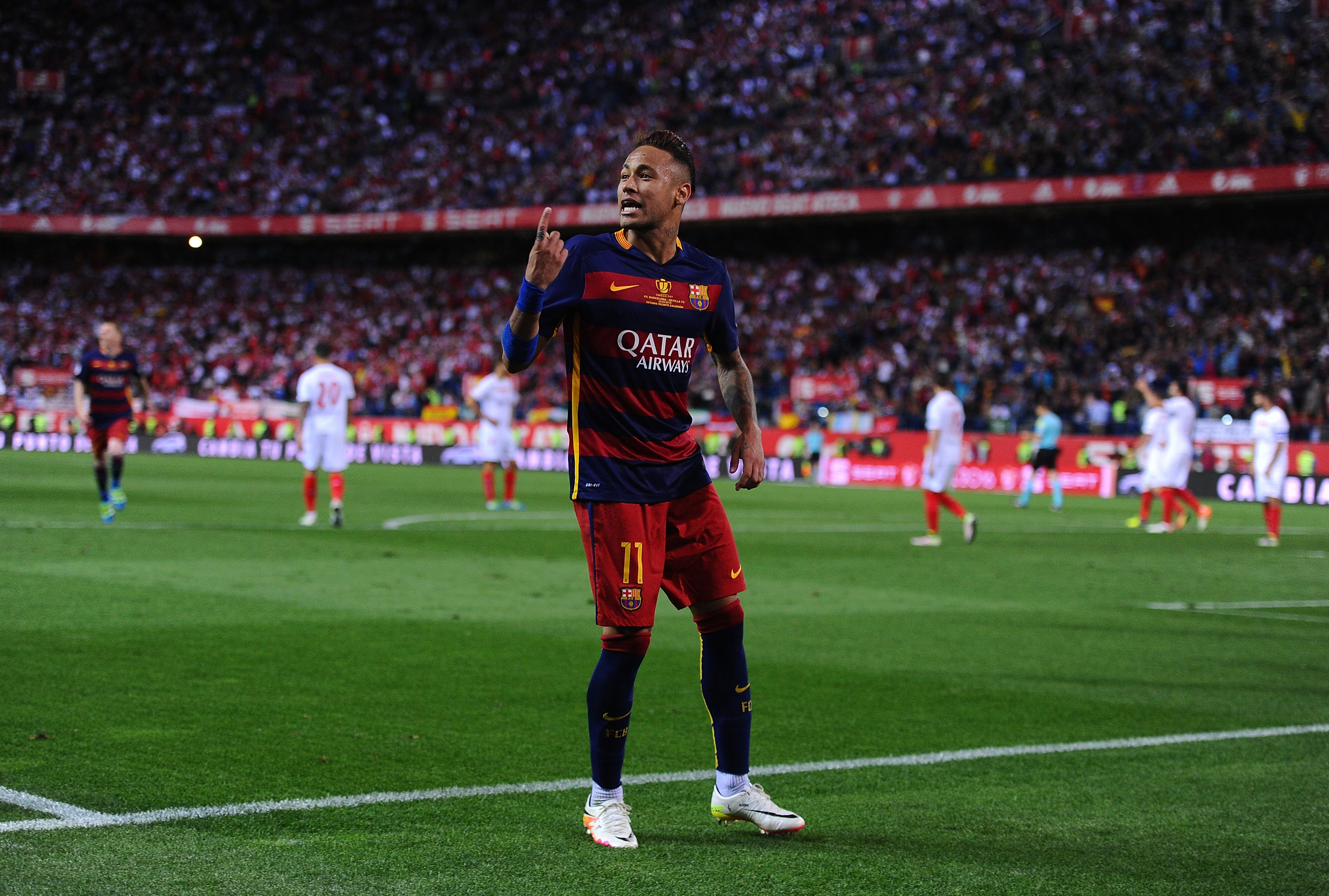MADRID, SPAIN - MAY 22:  Neymar of FC Barcelona celebrates aftr scoring Barcelona's 2nd goal during the Copa del Rey Final between Barcelona and Sevilla at Vicente Calderon Stadium    on May 22, 2016 in Madrid, Spain.  (Photo by Denis Doyle/Getty Images)