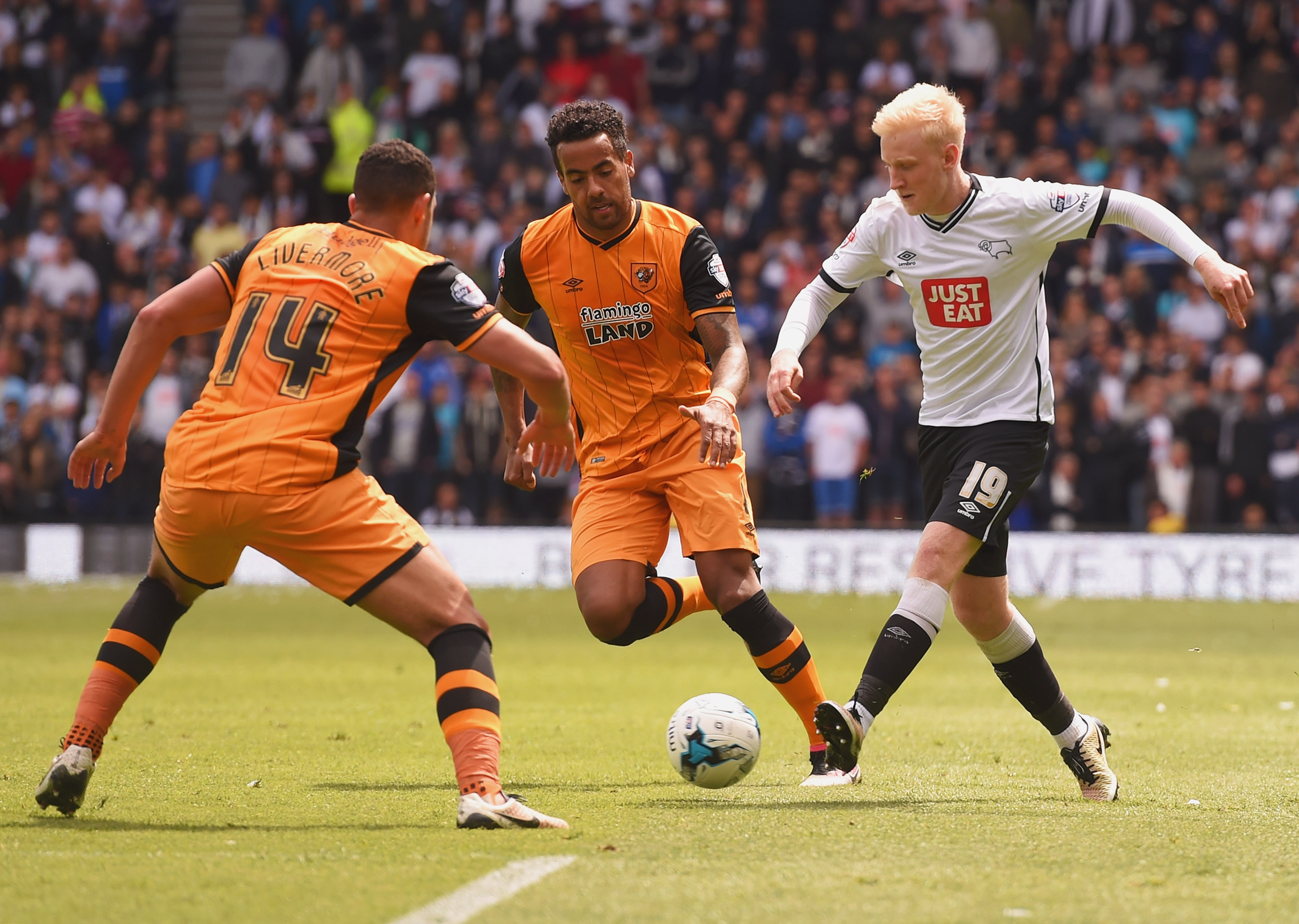 DERBY, UNITED KINGDOM - MAY 14:  Will Hughes of Derby County is faced by Jake Livermore (14) and Tom Huddlestone of Hull City (8) during the Sky Bet Championship Play Off semi final first leg match between Derby County and Hull City at the iPro Stadium on May 14, 2016 in Derby, England.  (Photo by Michael Regan/Getty Images)