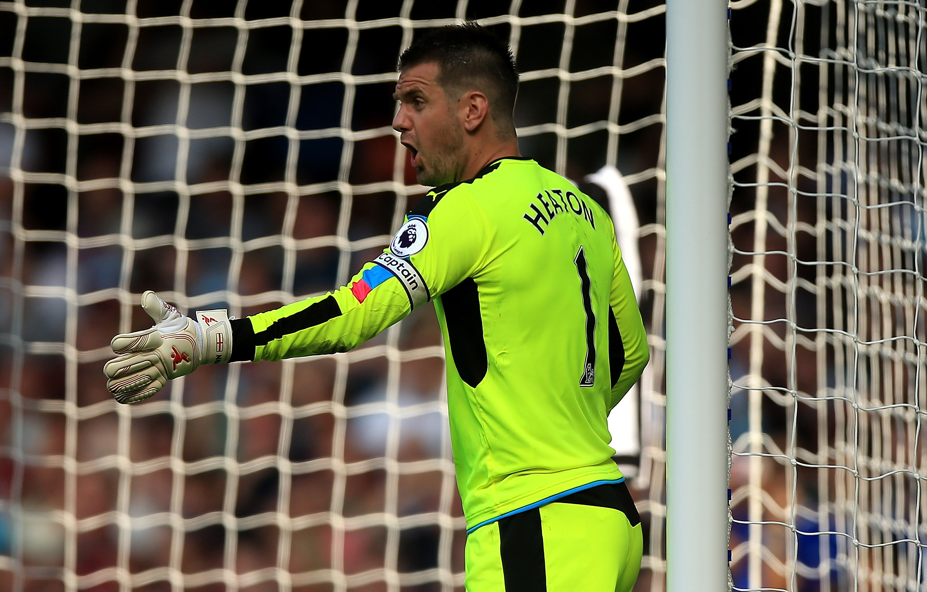 LONDON, ENGLAND - AUGUST 27:  Tom Heaton of Burnley in action during the Premier League match between Chelsea and Burnley at Stamford Bridge on August 27, 2016 in London, England.  (Photo by Ben Hoskins/Getty Images)