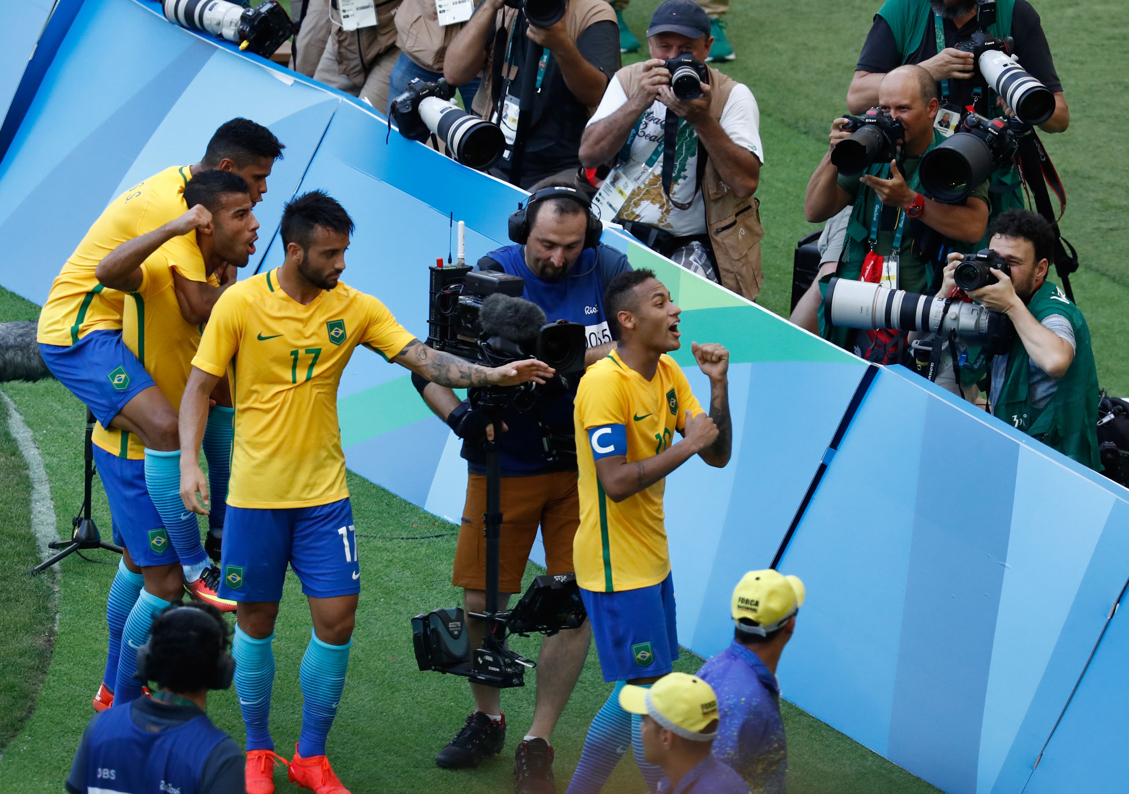 Brazil's Neymar (R) celebrates after scoring a penalty against Honduras during their Rio 2016 Olympic Games men's football semifinal match at the Maracana stadium in Rio de Janeiro, Brazil, on August 17, 2016. / AFP / Odd Andersen (Photo credit should read ODD ANDERSEN/AFP/Getty Images)