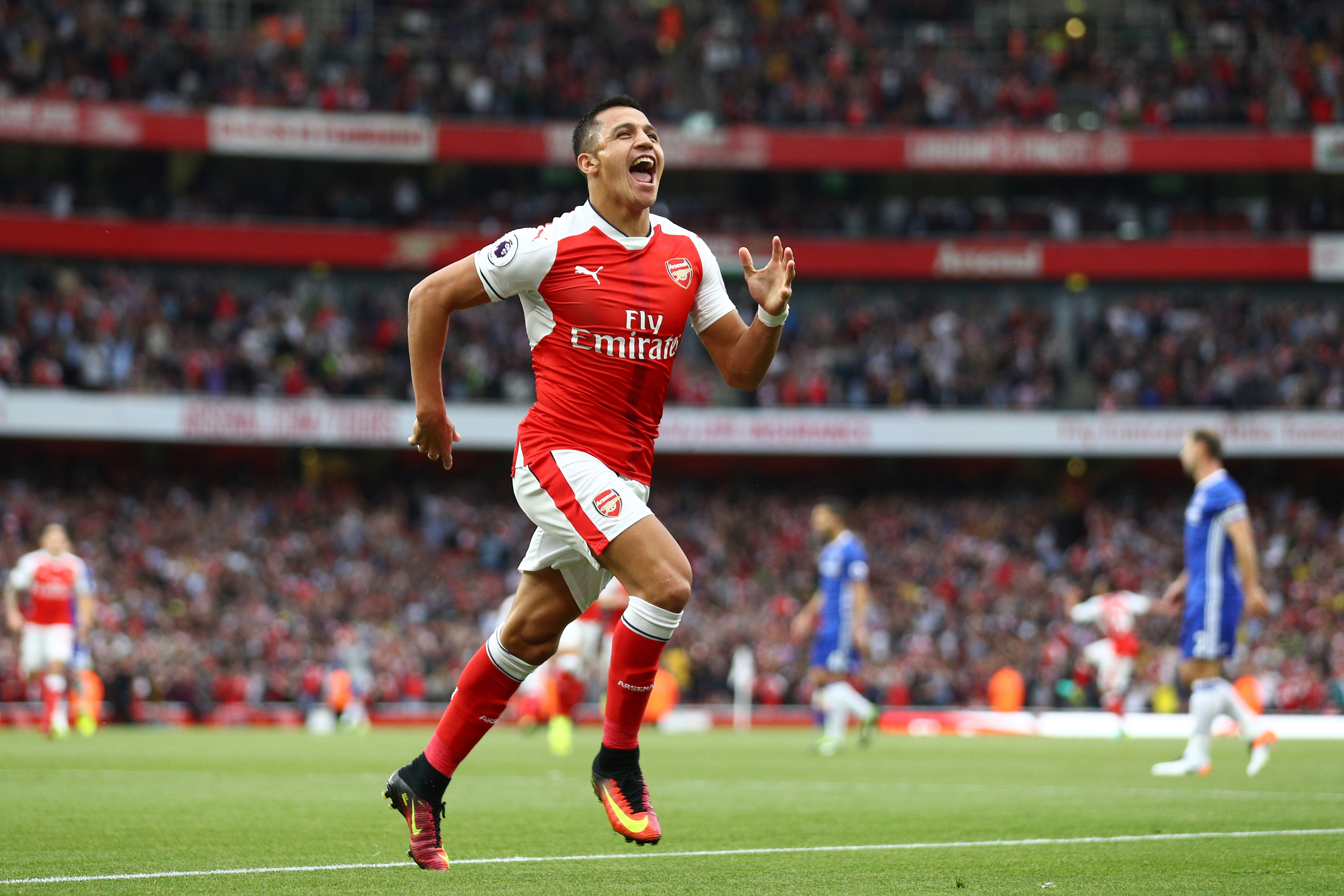 LONDON, ENGLAND - SEPTEMBER 24:  Alexis Sanchez of Arsenal celebrates scoring his sides first goal during the Premier League match between Arsenal and Chelsea at the Emirates Stadium on September 24, 2016 in London, England.  (Photo by Paul Gilham/Getty Images)