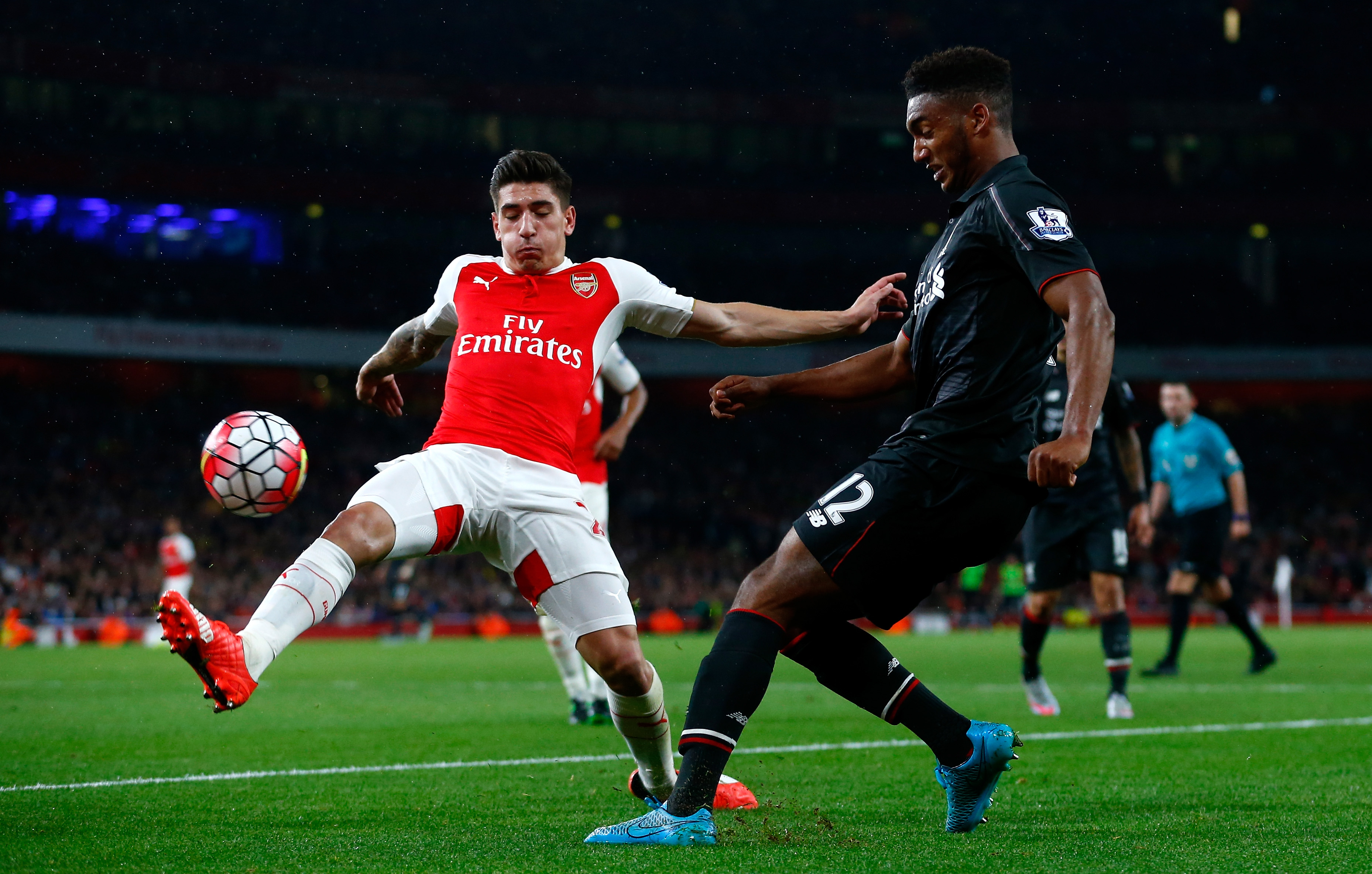 LONDON, ENGLAND - AUGUST 24:  Joe Gomez of Liverpool is closed down by Hector Bellerin of Arsenal during the Barclays Premier League match between Arsenal and Liverpool at the Emirates Stadium on August 24, 2015 in London, United Kingdom.  (Photo by Julian Finney/Getty Images)
