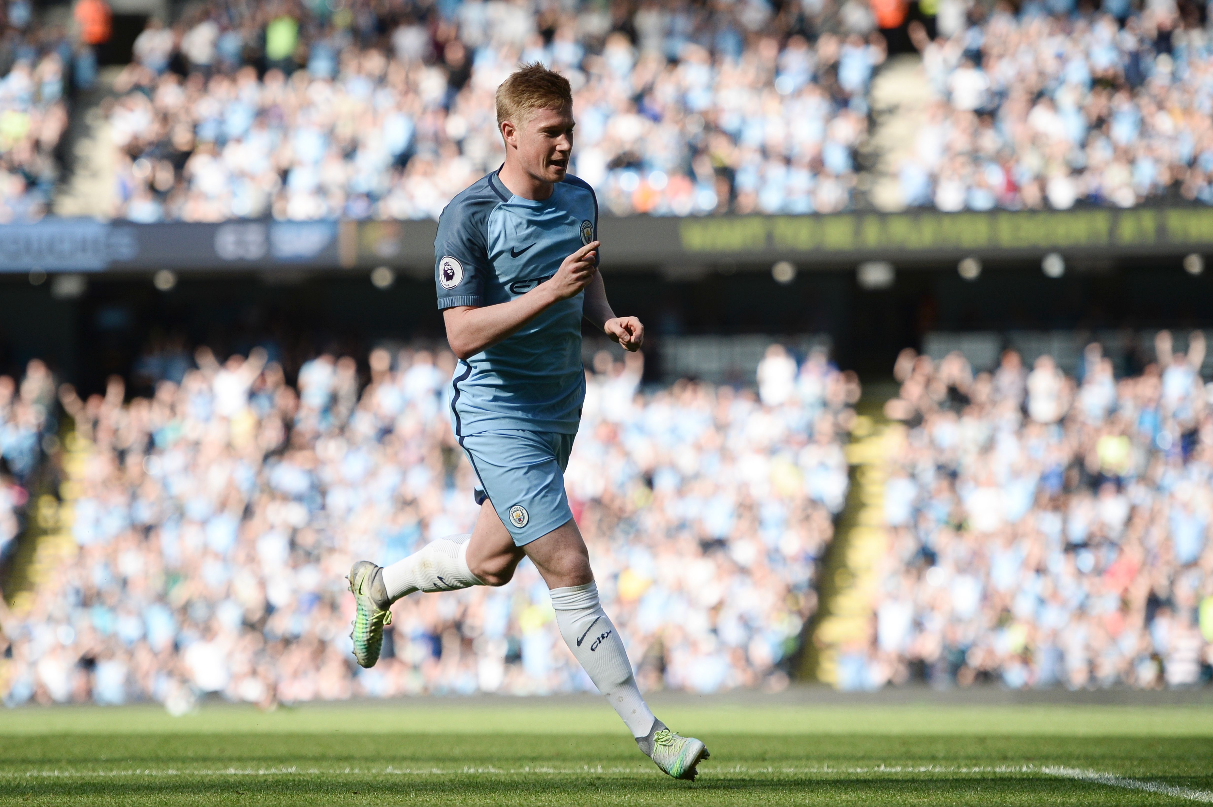 Manchester City's Belgian midfielder Kevin De Bruyne celebrates scoring the opening goal during the English Premier League football match between Manchester City and Bournemouth at the Etihad Stadium in Manchester, north west England, on September 17, 2016. / AFP / OLI SCARFF / RESTRICTED TO EDITORIAL USE. No use with unauthorized audio, video, data, fixture lists, club/league logos or 'live' services. Online in-match use limited to 75 images, no video emulation. No use in betting, games or single club/league/player publications. / (Photo credit should read OLI SCARFF/AFP/Getty Images)