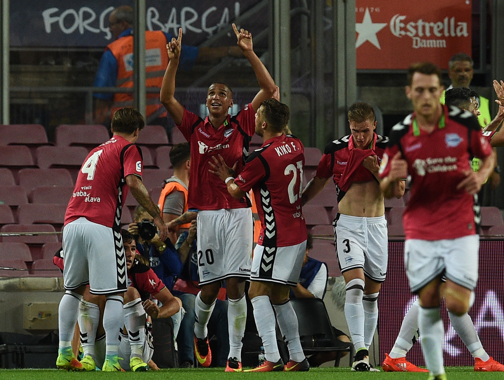Deportivo Alaves' Brazilian forward Deyverson (C) celebrates a goal with teammates during the Spanish league football match FC Barcelona vs Deportivo Alaves at the Camp Nou stadium in Barcelona on September 10, 2016. / AFP / LLUIS GENE        (Photo credit should read LLUIS GENE/AFP/Getty Images)