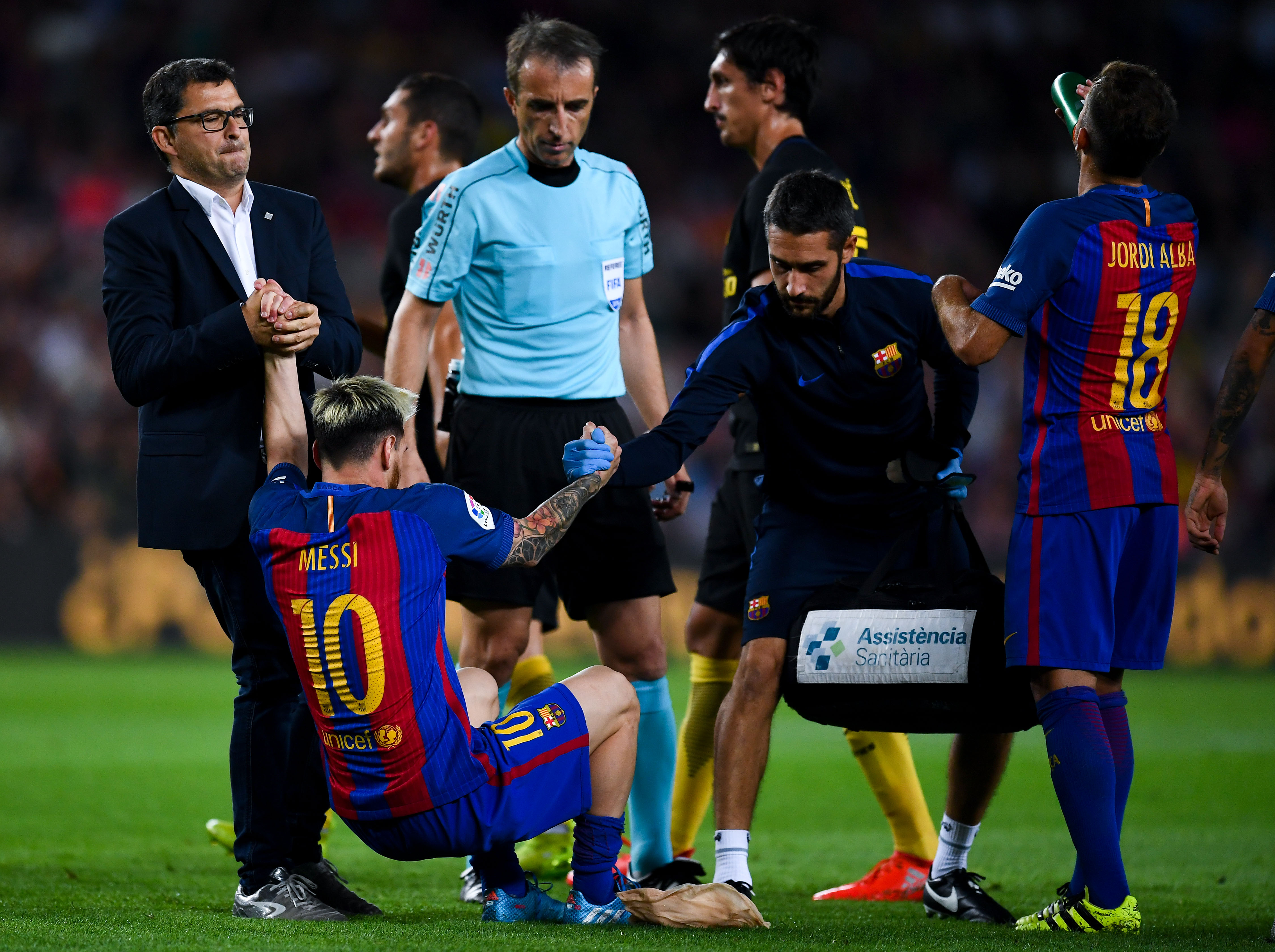 BARCELONA, SPAIN - SEPTEMBER 21: Lionel Messi of FC Barcelona is helped by medical staff as he leaves the pitch injured during the La Liga match between FC Barcelona and Club Atletico de Madrid at the Camp Nou stadium on September 21, 2016 in Barcelona, Spain. (Photo by David Ramos/Getty Images)