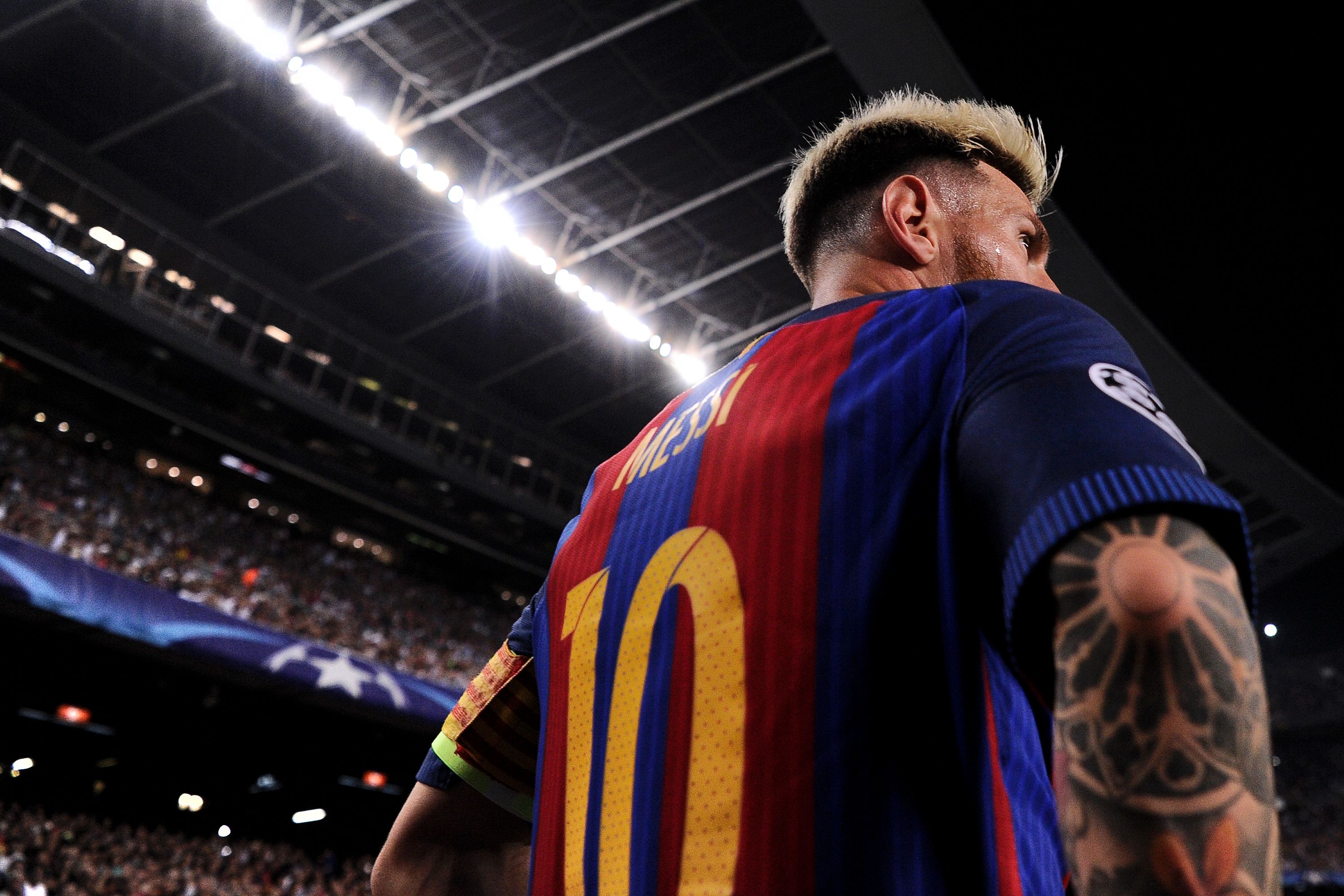 Barcelona's Argentinian forward Lionel Messi prepares to shoot a corner kick during the UEFA Champions League football match FC Barcelona vs Celtic FC at the Camp Nou stadium in Barcelona on September 13, 2016. / AFP / JOSEP LAGO        (Photo credit should read JOSEP LAGO/AFP/Getty Images)