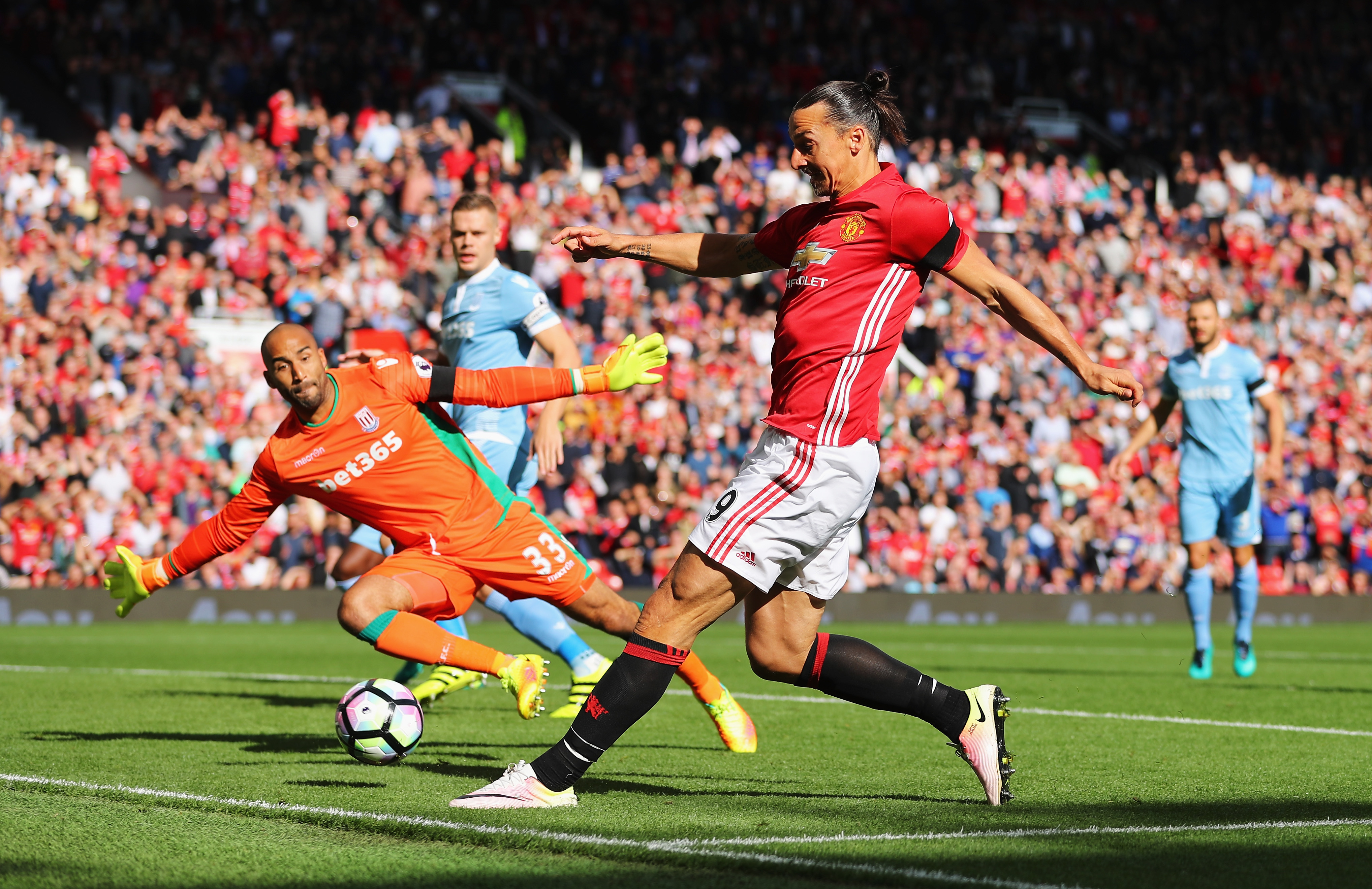 MANCHESTER, ENGLAND - OCTOBER 02:  Lee Grant of Stoke City (L) saves Zlatan Ibrahimovic of Manchester United (R) shot during the Premier League match between Manchester United and Stoke City at Old Trafford on October 2, 2016 in Manchester, England.  (Photo by Richard Heathcote/Getty Images)