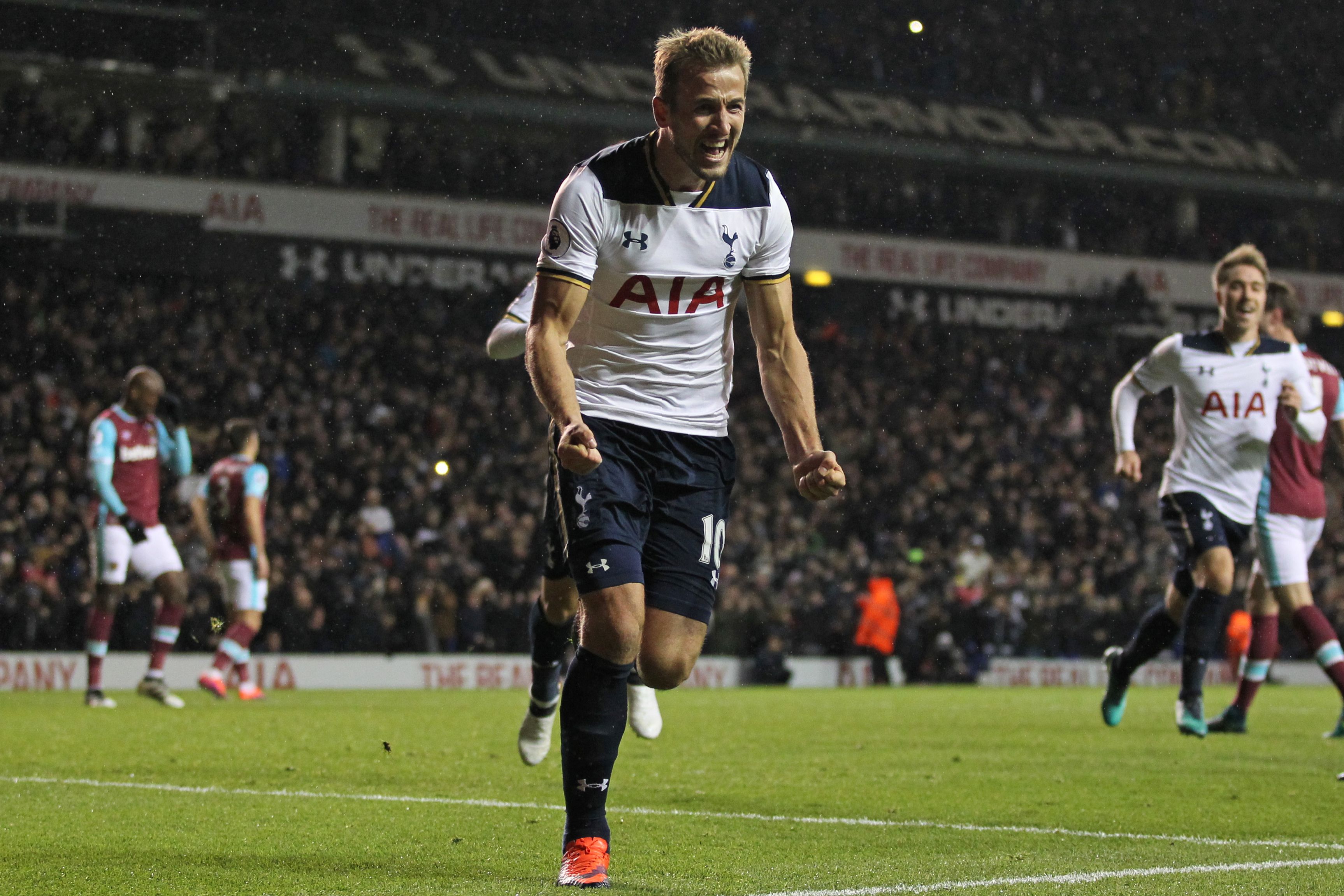 Tottenham Hotspur's English striker Harry Kane celebrates after scoring their third goal from the penalty spot during the English Premier League football match between Tottenham Hotspur and West Ham United at White Hart Lane in London, on November 19, 2016.
Tottenham won the game 3-2. / AFP / Ian KINGTON / RESTRICTED TO EDITORIAL USE. No use with unauthorized audio, video, data, fixture lists, club/league logos or 'live' services. Online in-match use limited to 75 images, no video emulation. No use in betting, games or single club/league/player publications. / (Photo credit should read IAN KINGTON/AFP/Getty Images)