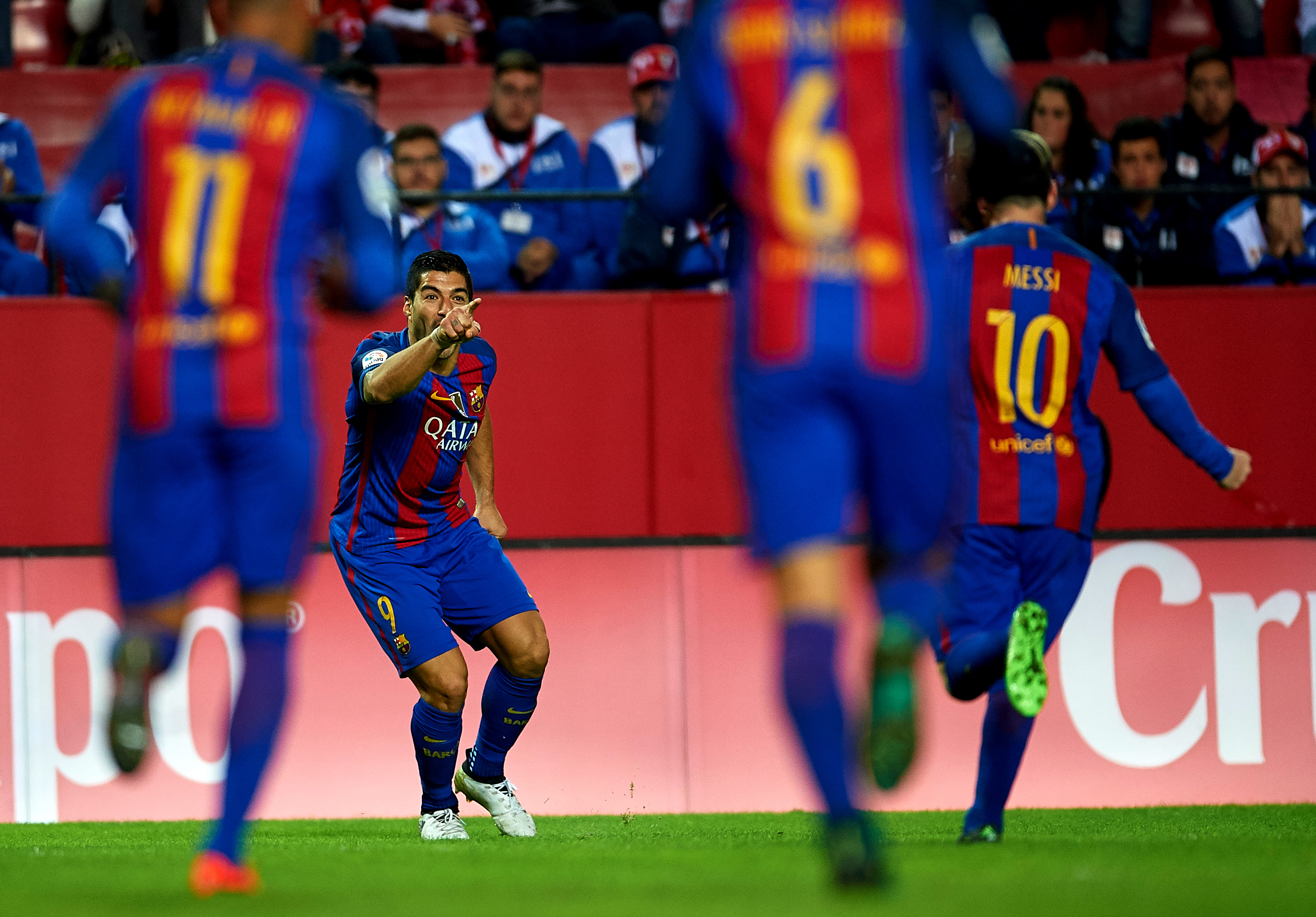 SEVILLE, SPAIN - NOVEMBER 06: Luis Suarez of FC Barcelona celebrates after scoring with his team mate Lionel Messi of FC Barcelona during the match between Sevilla FC vs FC Barcelona as part of La Liga at Ramon Sanchez Pizjuan Stadium on November 6, 2016 in Seville, Spain. (Photo by Aitor Alcalde/Getty Images)