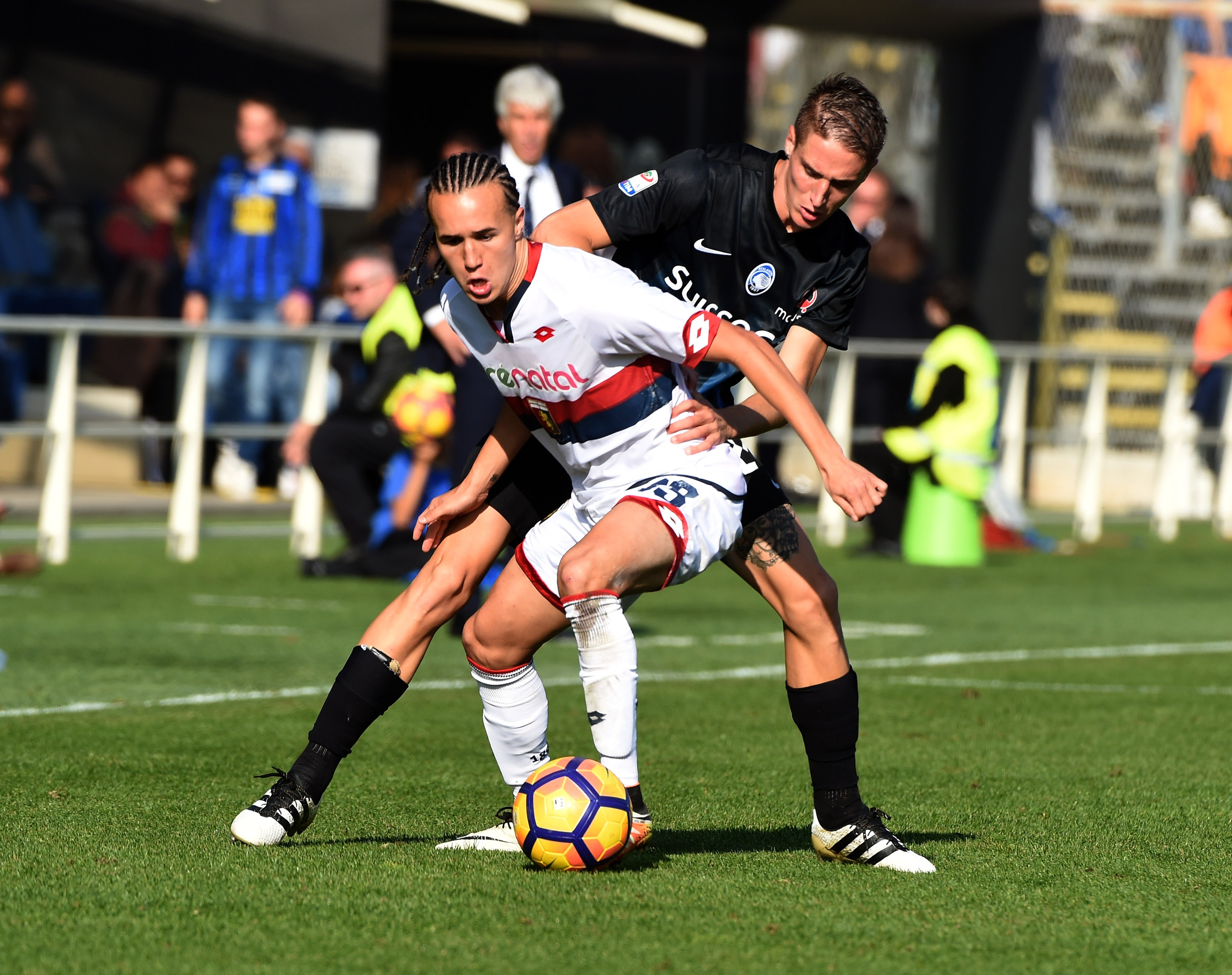 BERGAMO, ITALY - OCTOBER 30:  (L-R) Andrea Conti of Atalanta BC competes for the ball with Diego Laxalt of Genoa CFC  during the Serie A match between Atalanta BC and Genoa CFC at Stadio Atleti Azzurri d'Italia on October 30, 2016 in Bergamo, Italy.  (Photo by Pier Marco Tacca/Getty Images)
