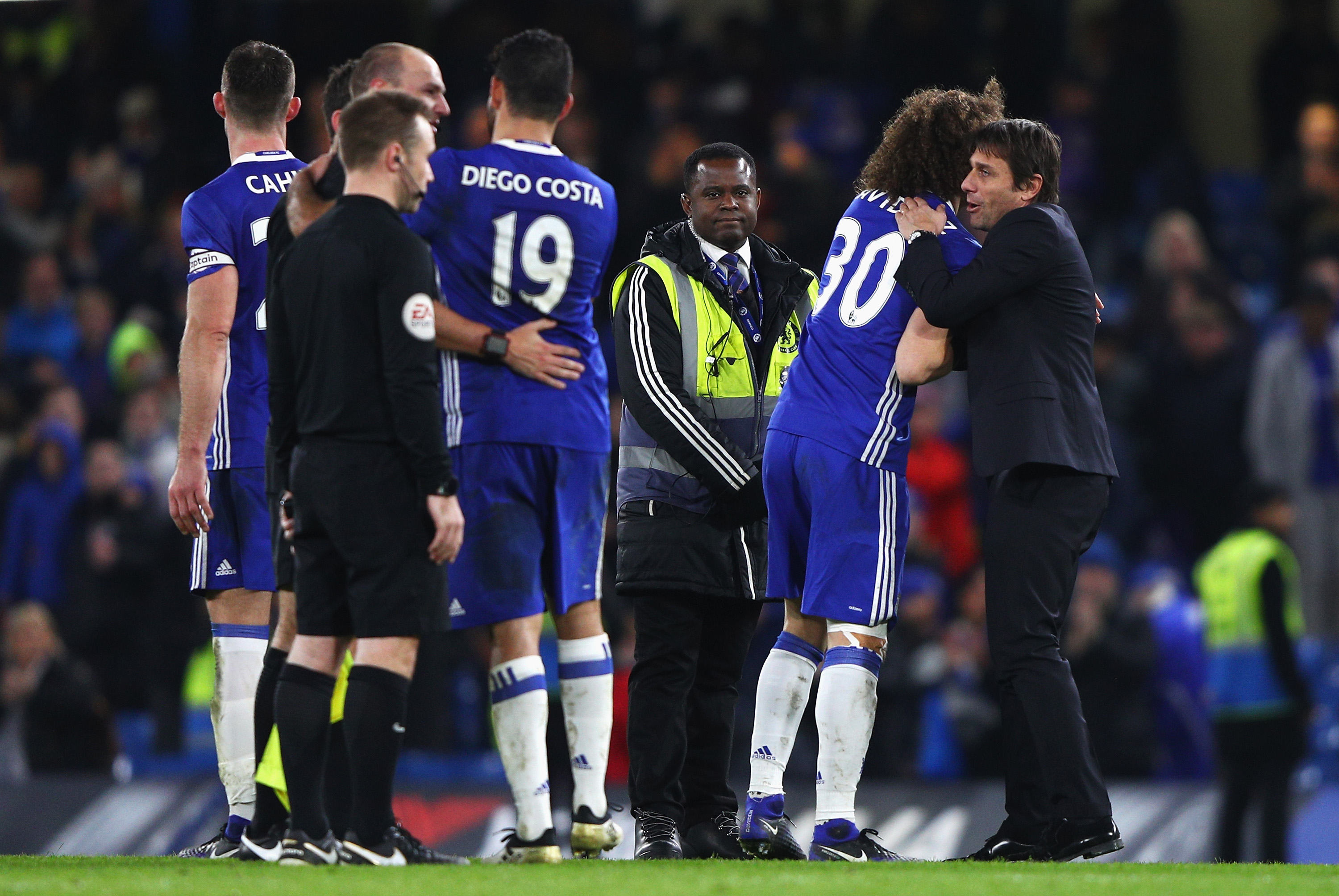 LONDON, ENGLAND - DECEMBER 31:  Antonio Conte, (1st R) Manager of Chelsea congratulates his players after the Premier League match between Chelsea and Stoke City at Stamford Bridge on December 31, 2016 in London, England.  (Photo by Ian Walton/Getty Images)