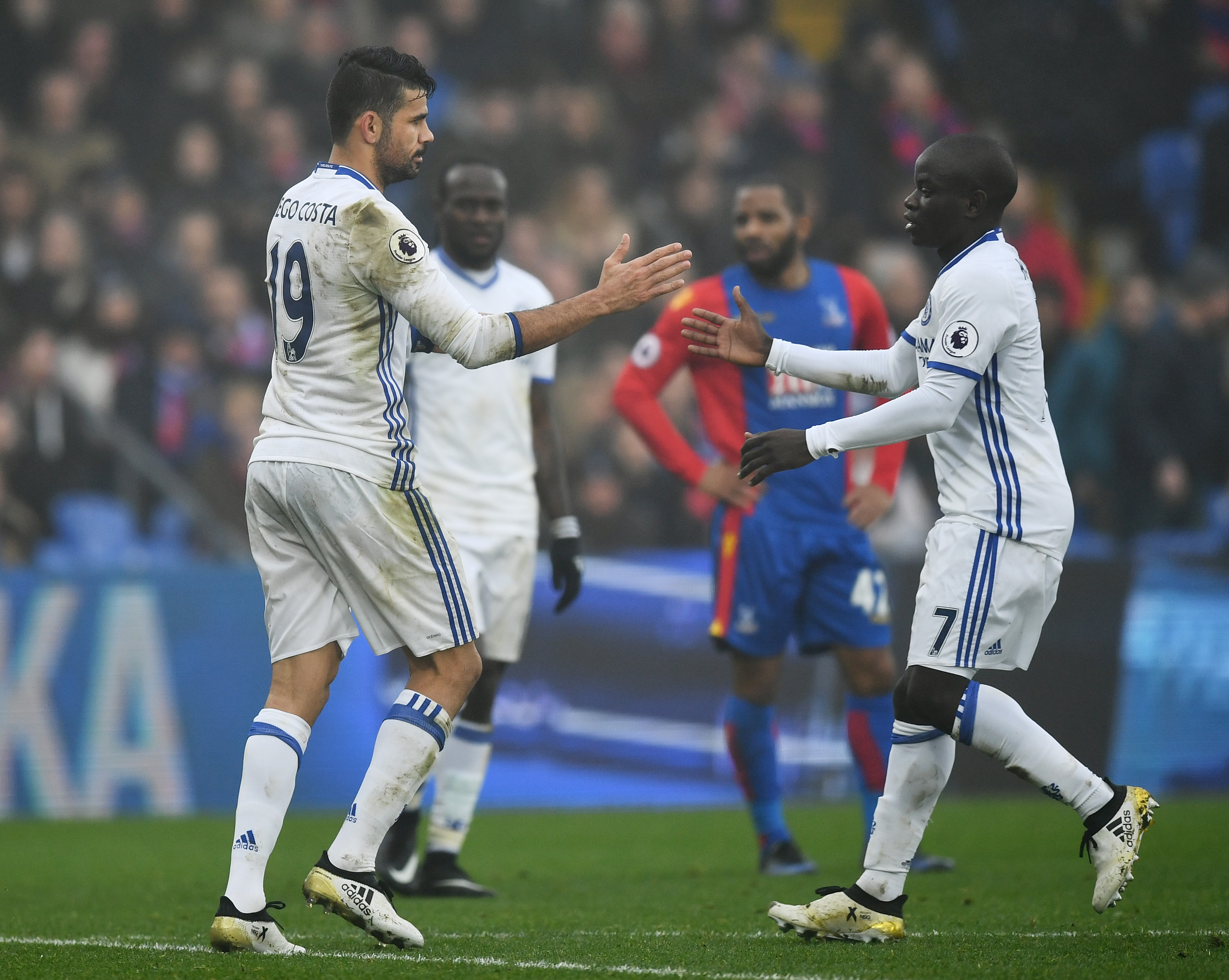 LONDON, ENGLAND - DECEMBER 17: Diego Costa of Chelsea (L) celebrates scoring his sides first goal with N'Golo Kante of Chelsea (R) during the Premier League match between Crystal Palace and Chelsea at Selhurst Park on December 17, 2016 in London, England.  (Photo by Dan Mullan/Getty Images)