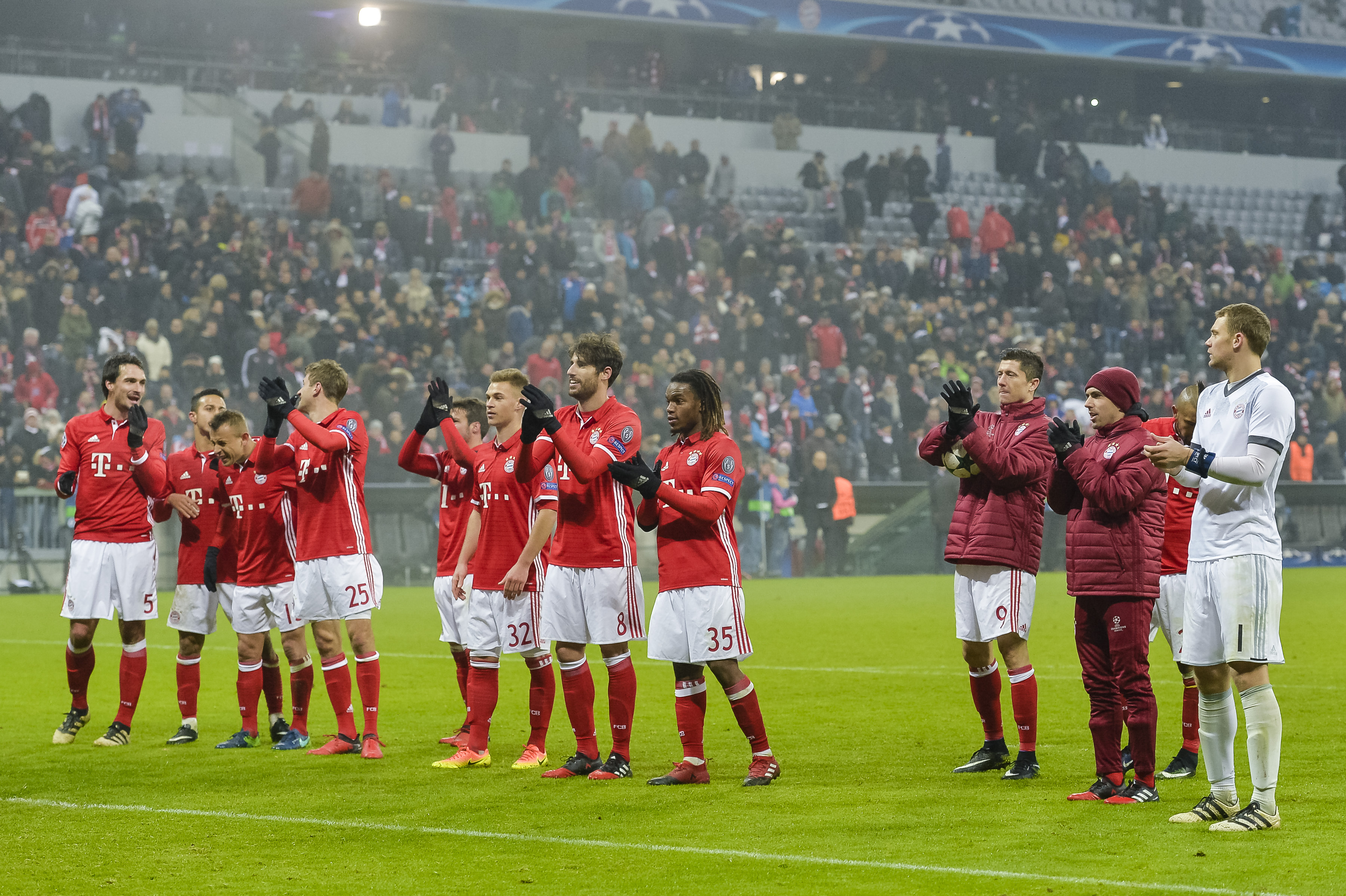 The players of Bayern Munich celebrate their 1-0 victory after the UEFA Champions League group D football match between FC Bayern Munich and Atletico Madrid in Munich, southern Germany, on December 6, 2016.  / AFP / GUENTER SCHIFFMANN        (Photo credit should read GUENTER SCHIFFMANN/AFP/Getty Images)
