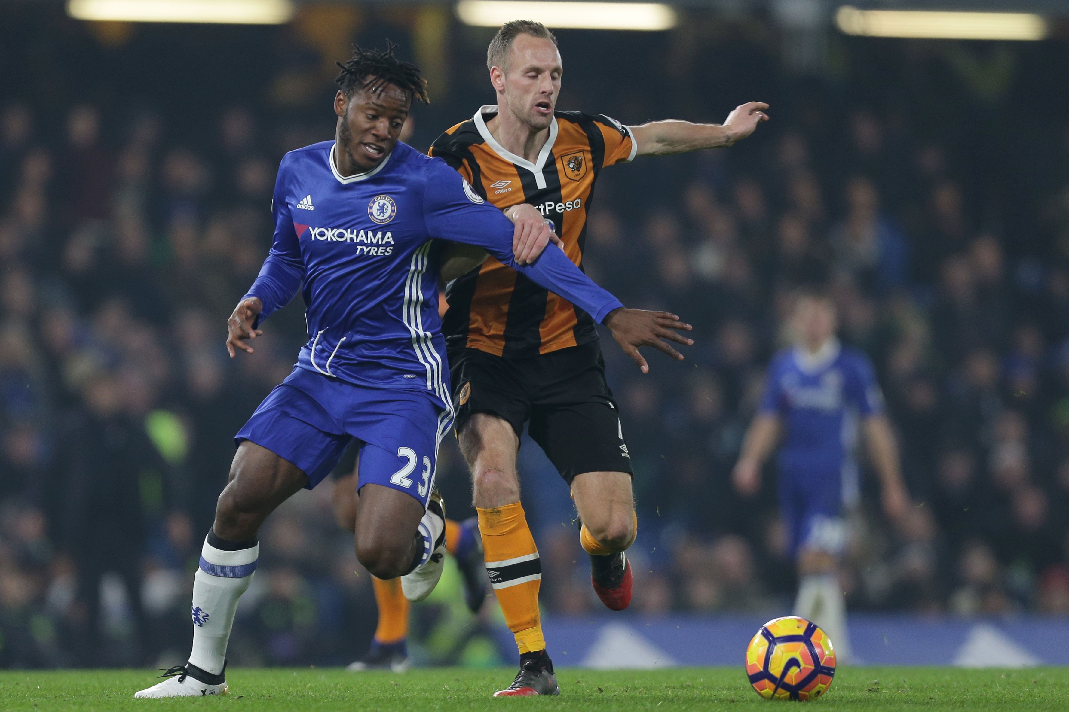 Chelsea's Belgian striker Michy Batshuayi (L) vies with Hull City's Irish midfielder David Meyler during the English Premier League football match between Chelsea and Hull City at Stamford Bridge in London on January 22, 2017.
Chelsea won the game 2-0. / AFP / DANIEL LEAL-OLIVAS / RESTRICTED TO EDITORIAL USE. No use with unauthorized audio, video, data, fixture lists, club/league logos or 'live' services. Online in-match use limited to 75 images, no video emulation. No use in betting, games or single club/league/player publications. / (Photo credit should read DANIEL LEAL-OLIVAS/AFP/Getty Images)