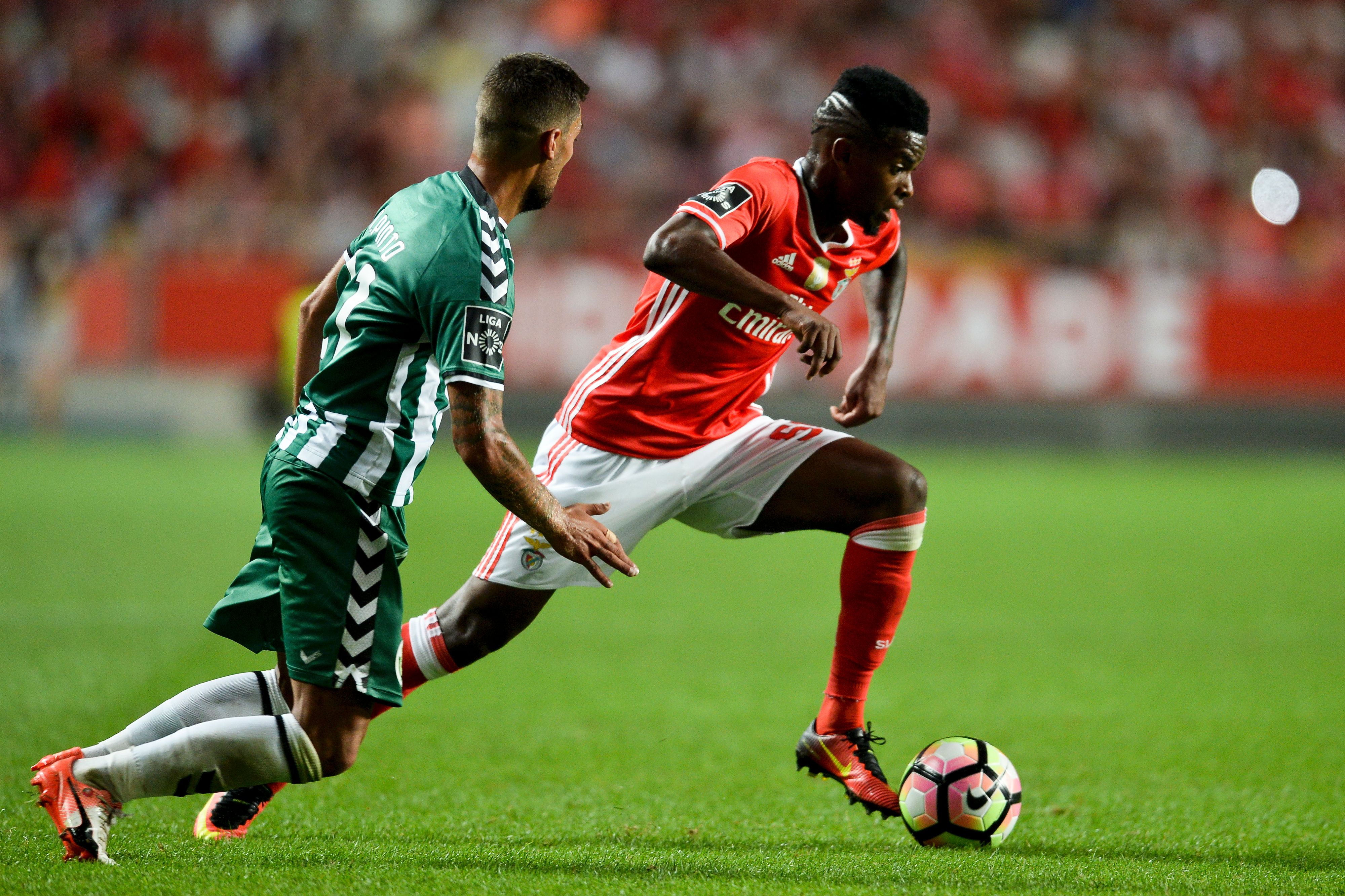 Benfica's defender Nelson Semedo (R) vies with Setubal's defender Nuno Pinto (L) during the Portuguese league football match SL Benfica vs Vitoria FC at the Luz stadium in Lisbon on August 21, 2016. / AFP / PATRICIA DE MELO MOREIRA (Photo credit should read PATRICIA DE MELO MOREIRA/AFP/Getty Images)