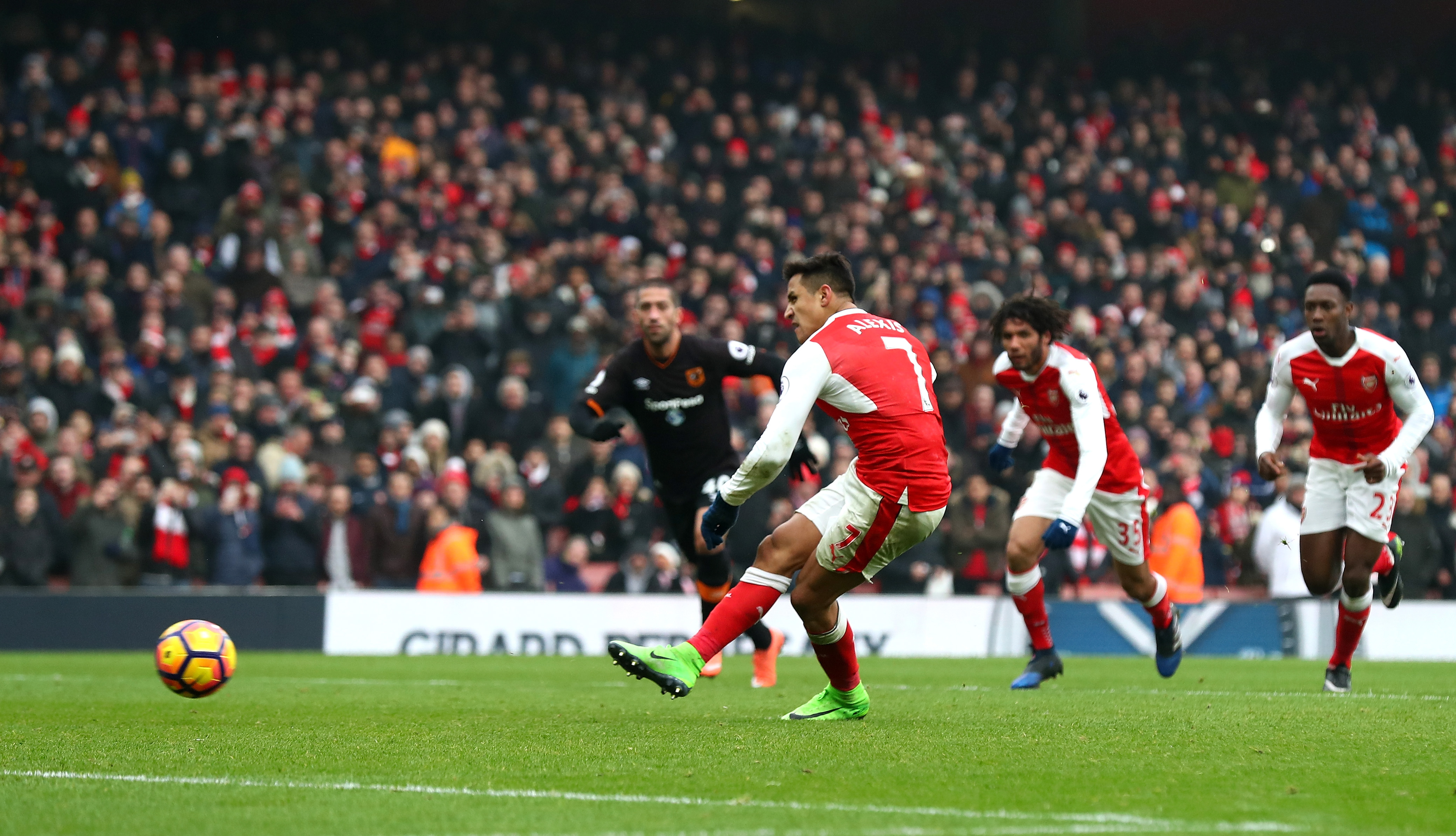 LONDON, ENGLAND - FEBRUARY 11: Alexis Sanchez of Arsenal converts the penalty to score his side's second goal during the Premier League match between Arsenal and Hull City at Emirates Stadium on February 11, 2017 in London, England. (Photo by Clive Rose/Getty Images)