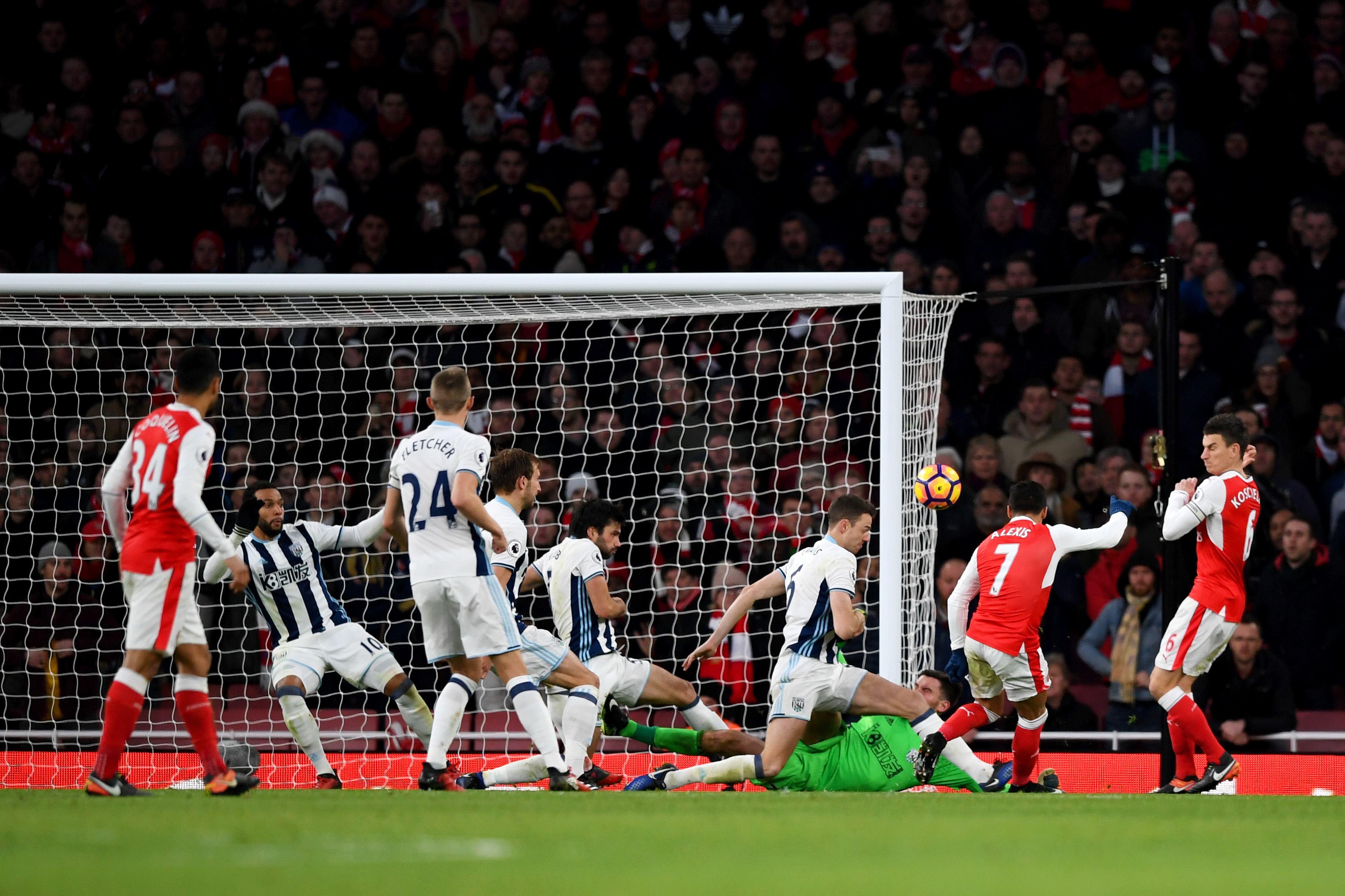 LONDON, ENGLAND - DECEMBER 26:  Alexis Sanchez of Arsenal hits a shot against the post during the Premier League match between Arsenal and West Bromwich Albion at Emirates Stadium on December 26, 2016 in London, England.  (Photo by Shaun Botterill/Getty Images)