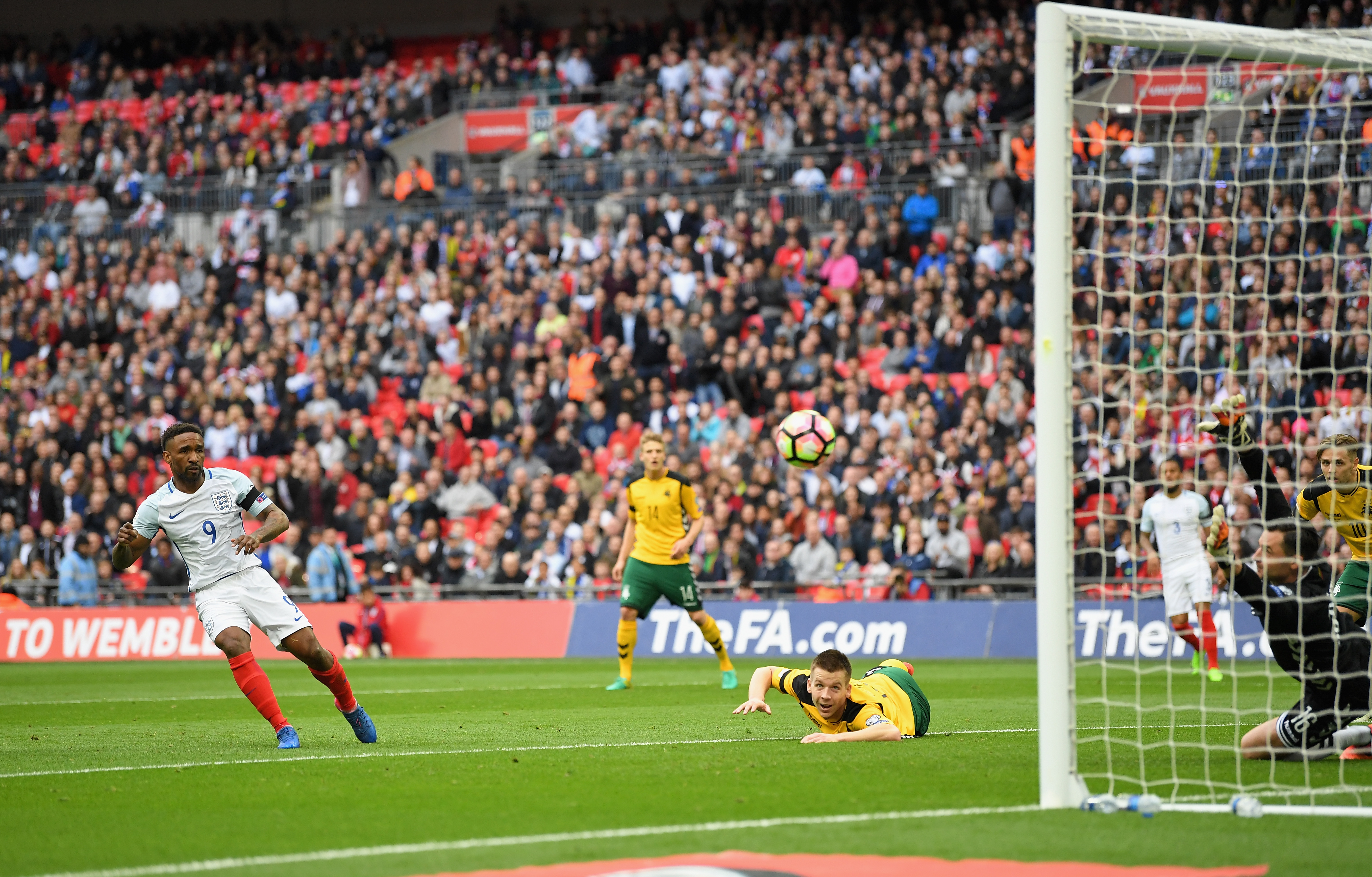 LONDON, ENGLAND - MARCH 26:  Jermaine Defoe of England scores his sides first goal during the FIFA 2018 World Cup Qualifier between England and Lithuania at Wembley Stadium on March 26, 2017 in London, England.  (Photo by Laurence Griffiths/Getty Images)