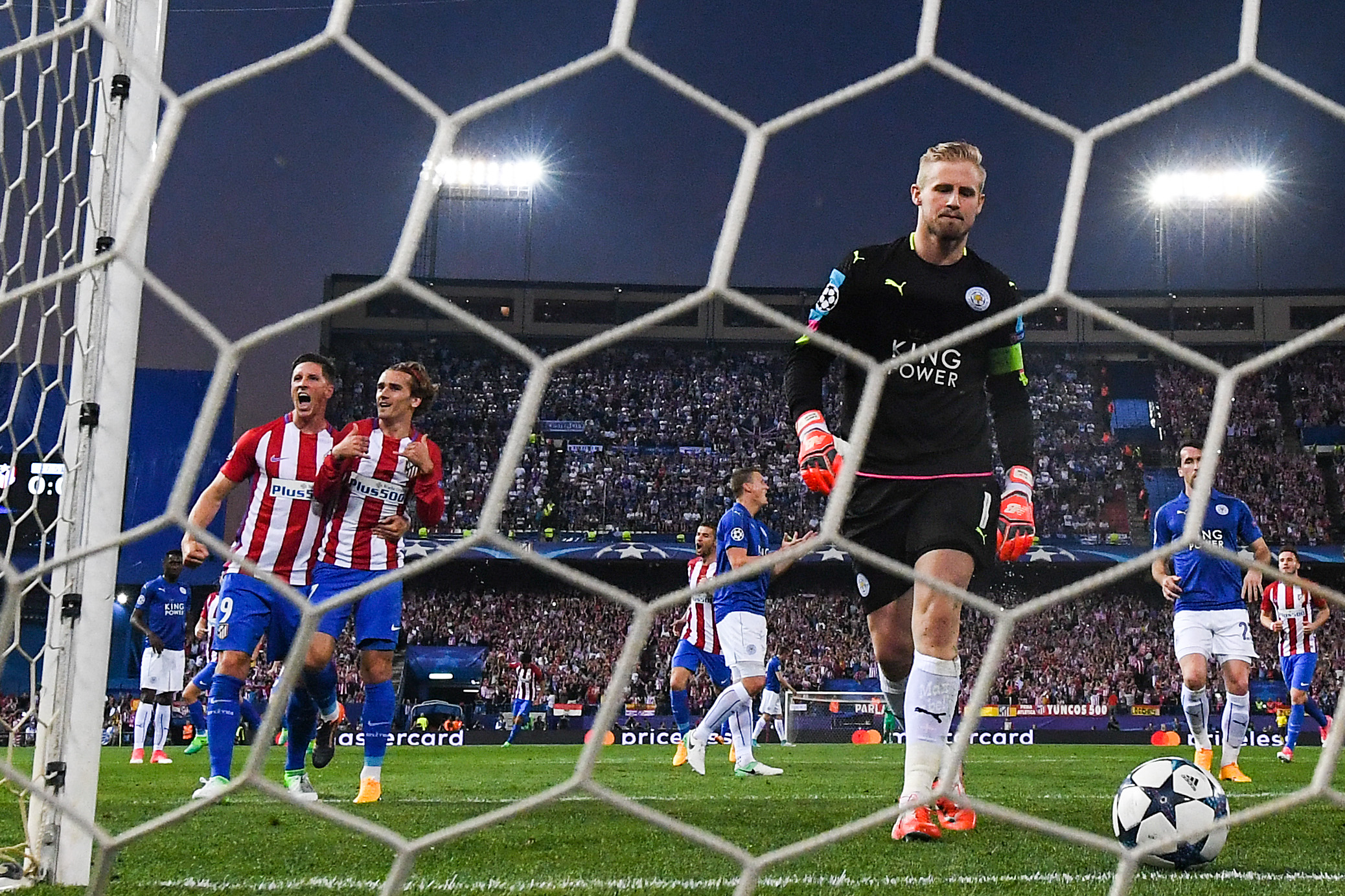 MADRID, SPAIN - APRIL 12: Antoine Griezmann of Club Atletico de Madrid celebrates with team mate Fernando Torres after scoring the opening goal as Kasper Schmeichel of Leicester City retrieves the ball from the net during the UEFA Champions League Quarter Final first leg match between Club Atletico de Madrid and Leicester City at Vicente Calderon Stadium on April 12, 2017 in Madrid, Spain. (Photo by David Ramos/Getty Images)