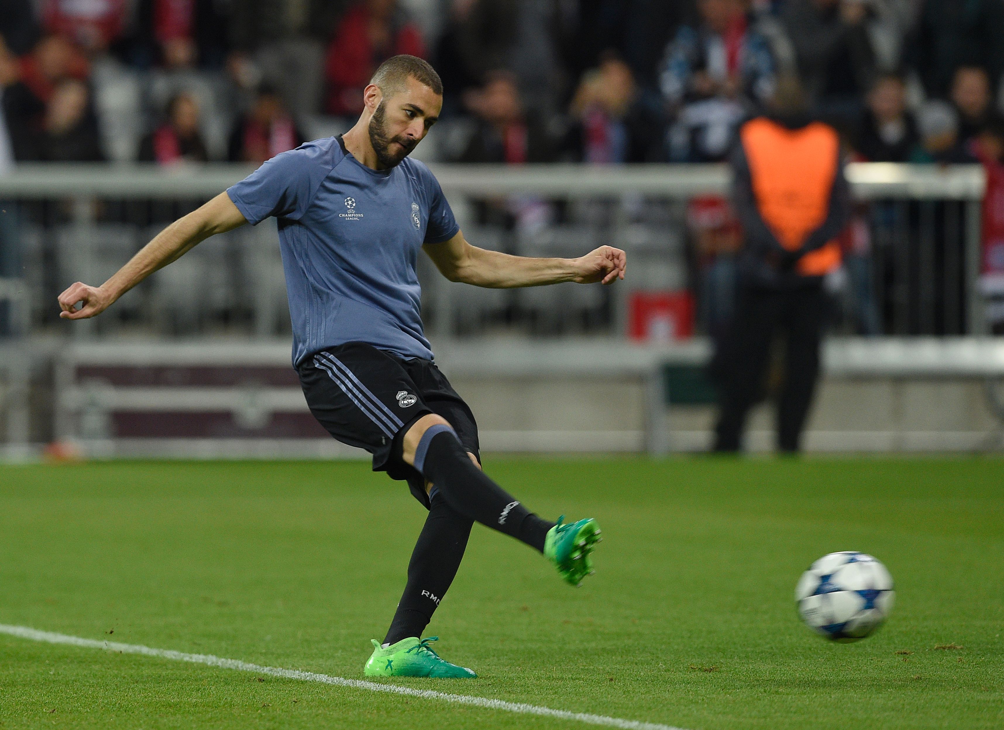 Real Madrid's French forward Karim Benzema warms up ahead the UEFA Champions League 1st leg quarter-final football match FC Bayern Munich v Real Madrid in Munich, southen Germany on April 12, 2017. / AFP PHOTO / LLUIS GENE (Photo credit should read LLUIS GENE/AFP/Getty Images)