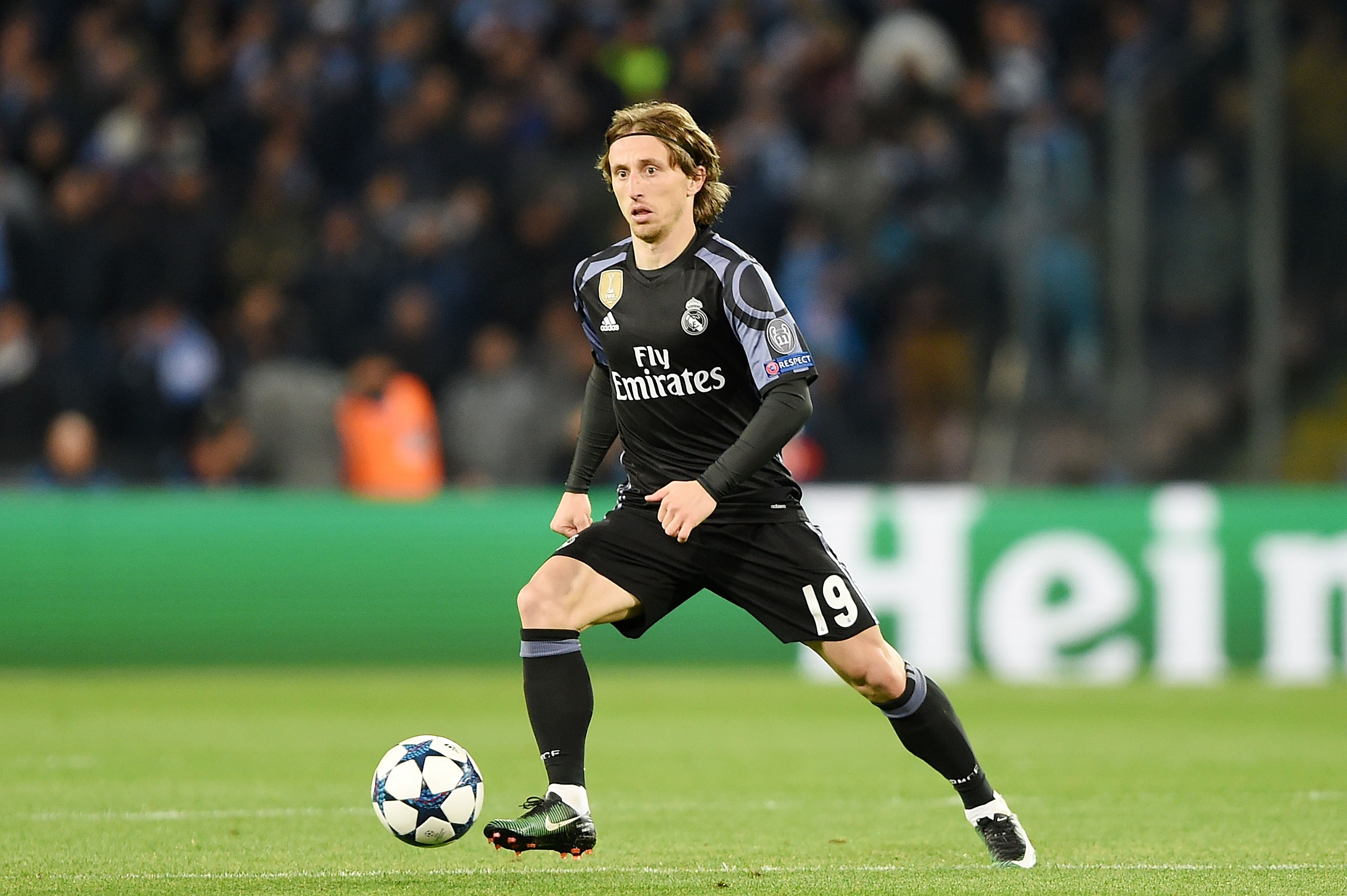 NAPLES, ITALY - MARCH 07:  Luka Modric of Real Madrid CF in action during the UEFA Champions League Round of 16 second leg match between SSC Napoli and Real Madrid CF at Stadio San Paolo on March 7, 2017 in Naples, Italy.  (Photo by Francesco Pecoraro/Getty Images)