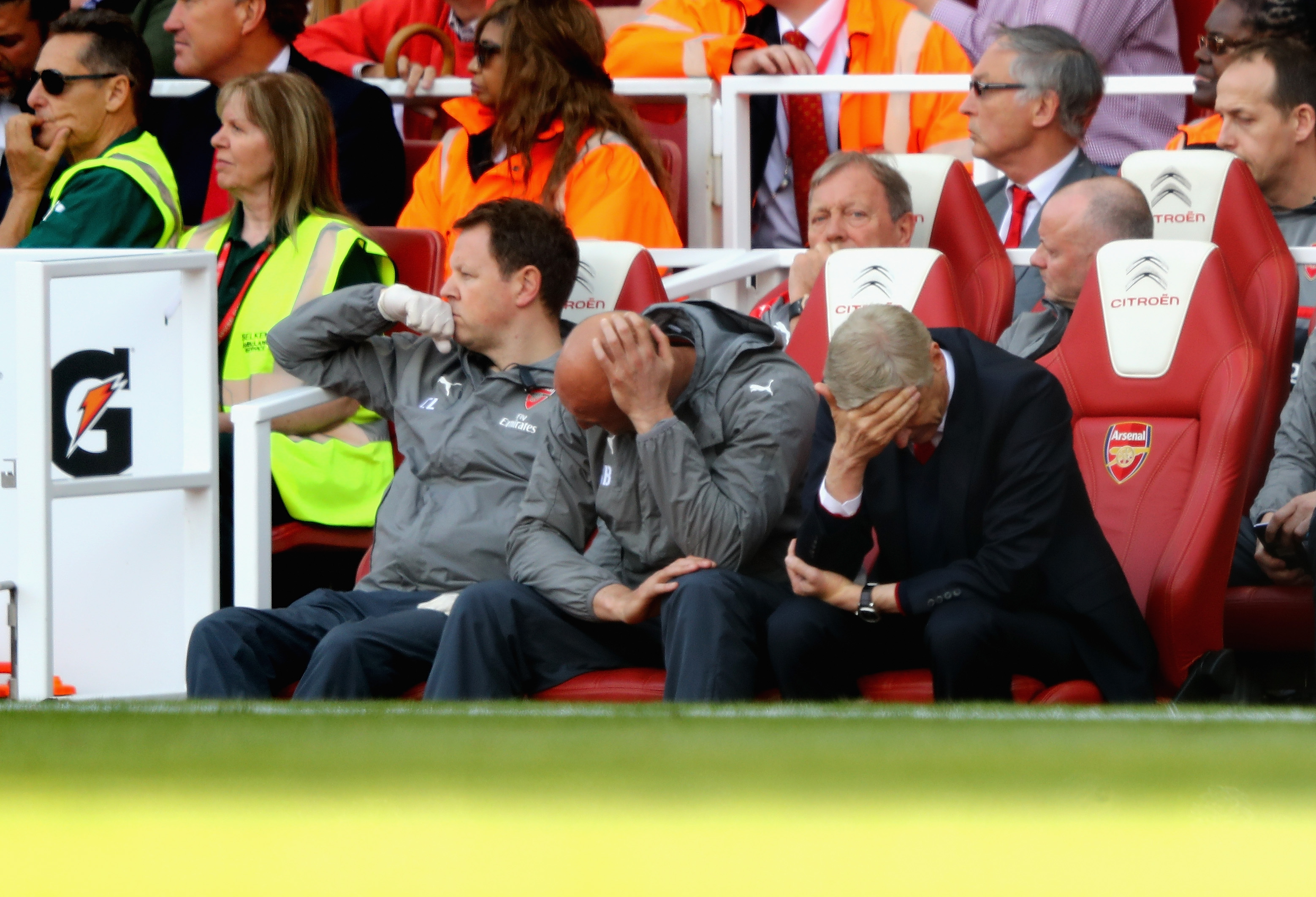 LONDON, ENGLAND - MAY 21: Arsene Wenger of Arsenal looks on during the Premier League match between Arsenal and Everton at Emirates Stadium on May 21, 2017 in London, England. (Photo by Clive Mason/Getty Images)