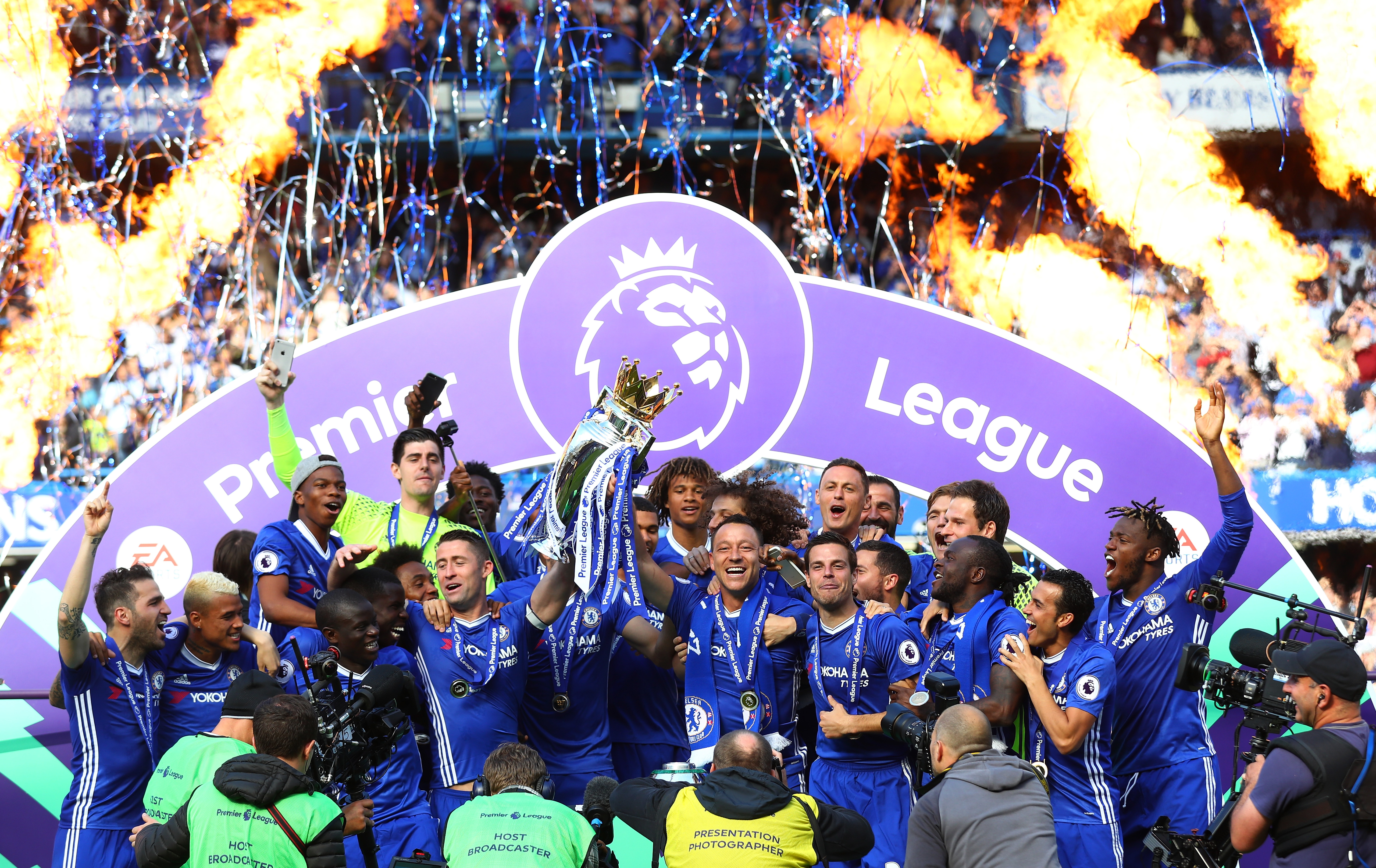 LONDON, ENGLAND - MAY 21:  Gary Cahill of Chelsea and John Terry of Chelsea lift the Preimer Leauge Trophy after the Premier League match between Chelsea and Sunderland at Stamford Bridge on May 21, 2017 in London, England.  (Photo by Clive Rose/Getty Images)