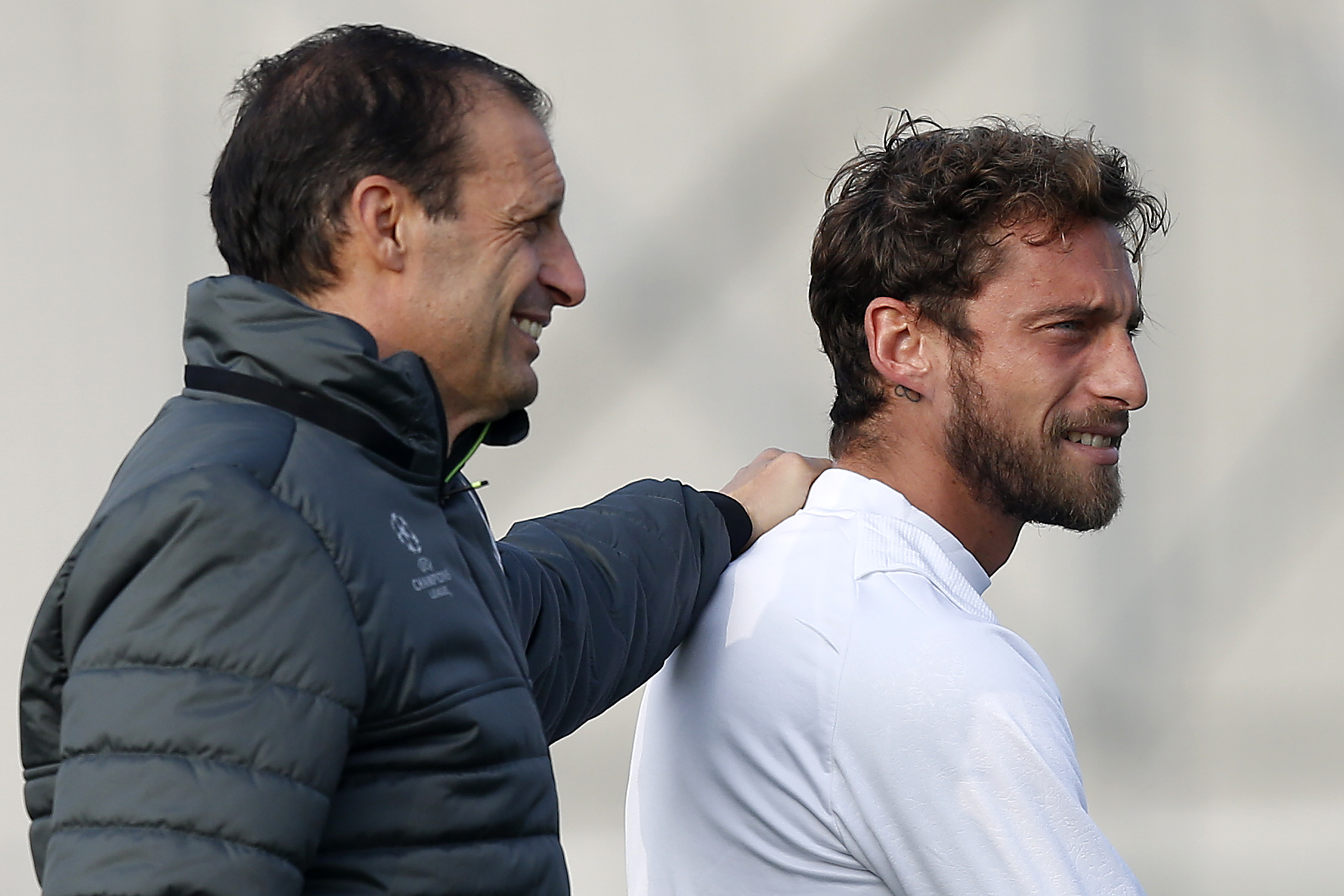 Juventus' coach Massimiliano Allegri (L) and Juventus' midfielder Claudio Marchisio take part in a training session on the eve of the UEFA Champions League football match Juventus Vs Olympique Lyonnais on November 1, 2016 at the 'Juventus Training Center ' in Vinovo, near Turin.  / AFP / MARCO BERTORELLO        (Photo credit should read MARCO BERTORELLO/AFP/Getty Images)