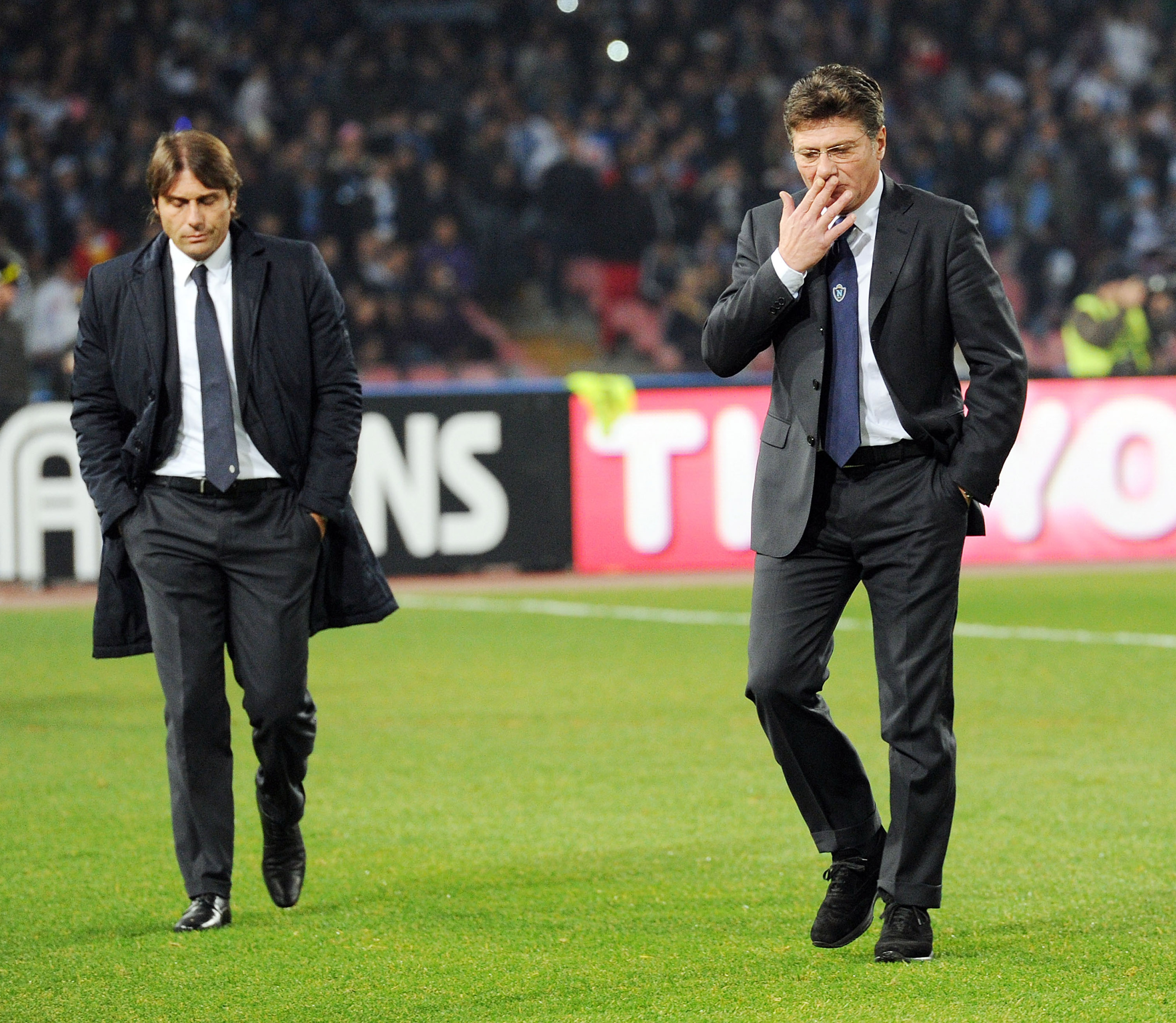 NAPLES, ITALY - NOVEMBER 29:  Antonio Conte (L), head coach of Juventus and Walter Mazzarri head coach of Napoli seen before the Serie A match between SSC Napoli and Juventus FC at Stadio San Paolo on November 29, 2011 in Naples, Italy.  (Photo by Giuseppe Bellini/Getty Images)