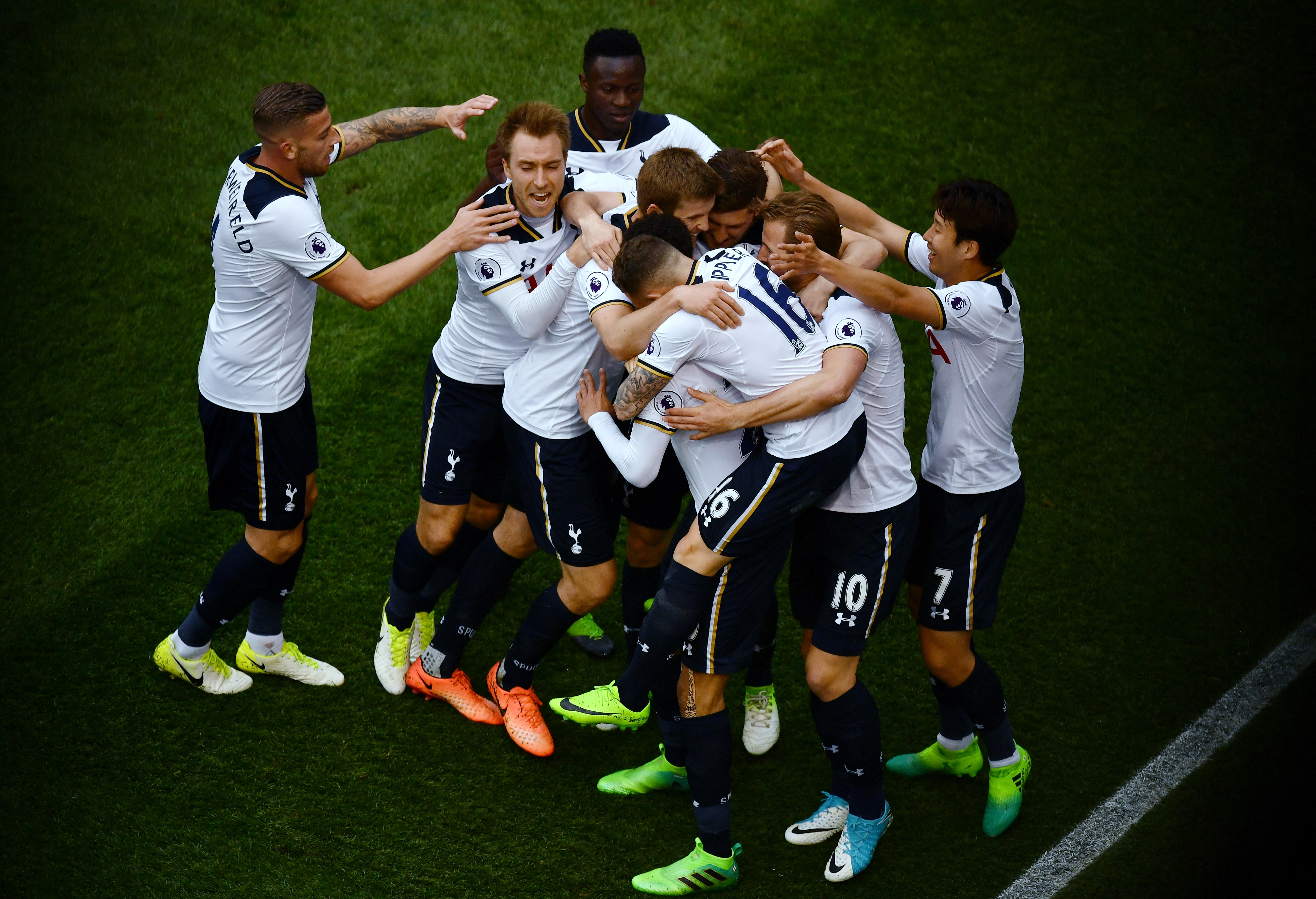 LONDON, ENGLAND - APRIL 30: Dele Alli of Tottenham Hotspur celebrates scoring his sides first goal with his Tottenham Hotspur team mates during the Premier League match between Tottenham Hotspur and Arsenal at White Hart Lane on April 30, 2017 in London, England. (Photo by Dan Mullan/Getty Images)