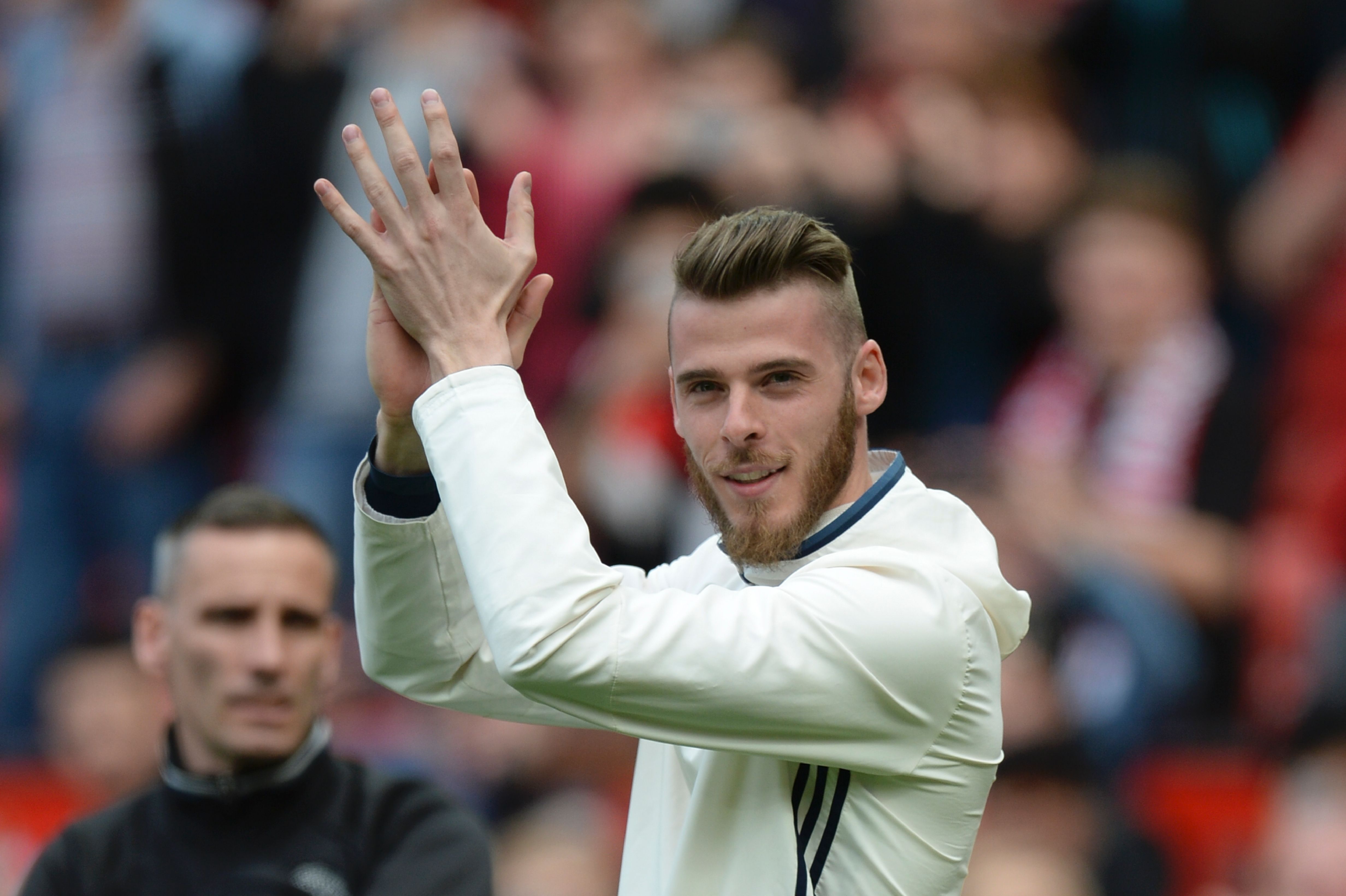 de Manchester United's Spanish goalkeeper David de Gea walks on the pitch to applaud the fans at the end of the English Premier League football match between Manchester United and Cyrstal Palace at Old Trafford in Manchester, north west England, on May 21, 2017. / AFP PHOTO / Oli SCARFF / RESTRICTED TO EDITORIAL USE. No use with unauthorized audio, video, data, fixture lists, club/league logos or 'live' services. Online in-match use limited to 75 images, no video emulation. No use in betting, games or single club/league/player publications. / (Photo credit should read OLI SCARFF/AFP/Getty Images)