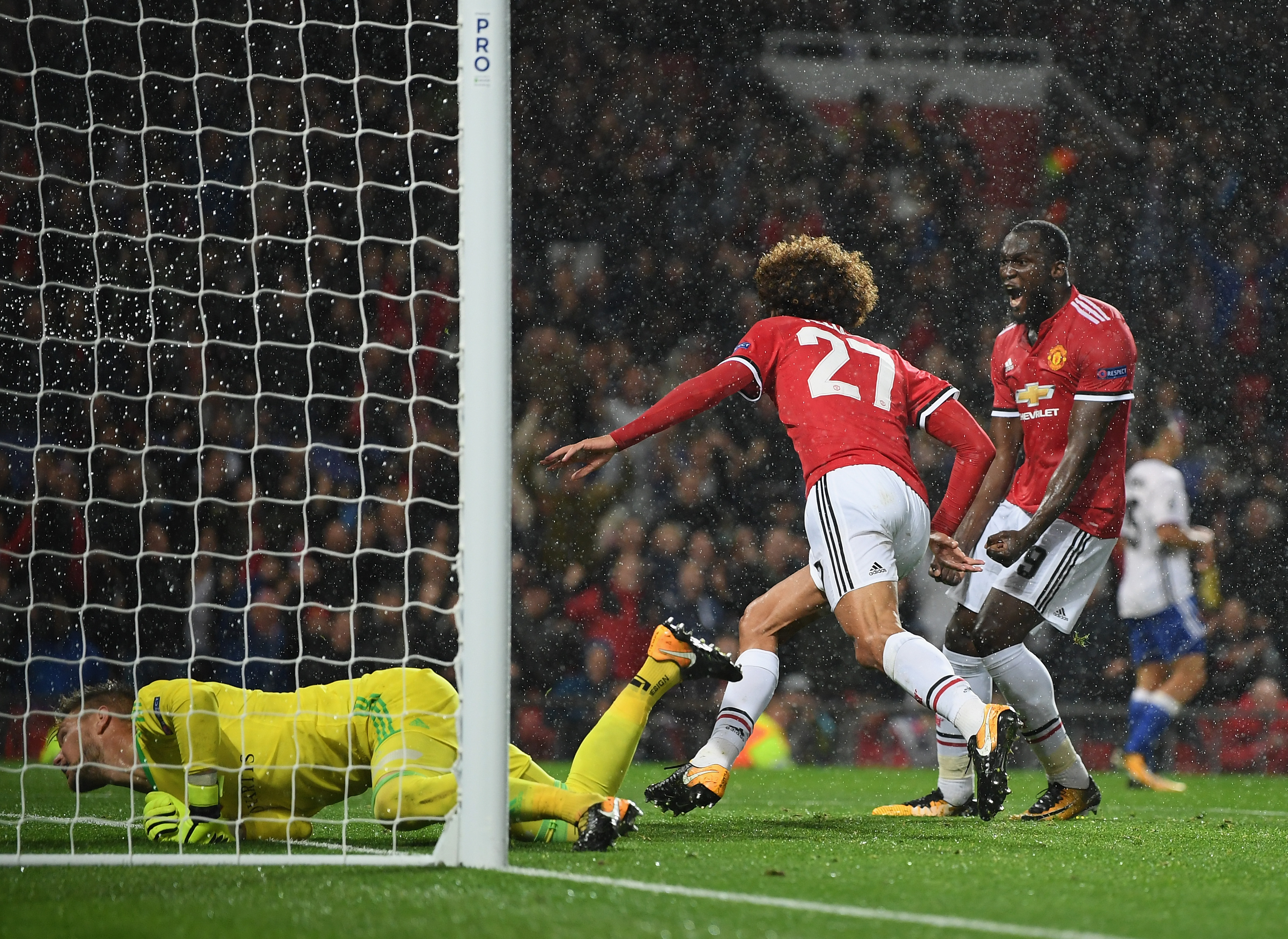 MANCHESTER, ENGLAND - SEPTEMBER 12:  Romelu Lukaku of Manchester United celebrates with Marouane Fellaini of Manchester United after the first goal during the UEFA Champions League group A match between Manchester United and FC Basel at Old Trafford on September 12, 2017 in Manchester, United Kingdom.  (Photo by Shaun Botterill/Getty Images)