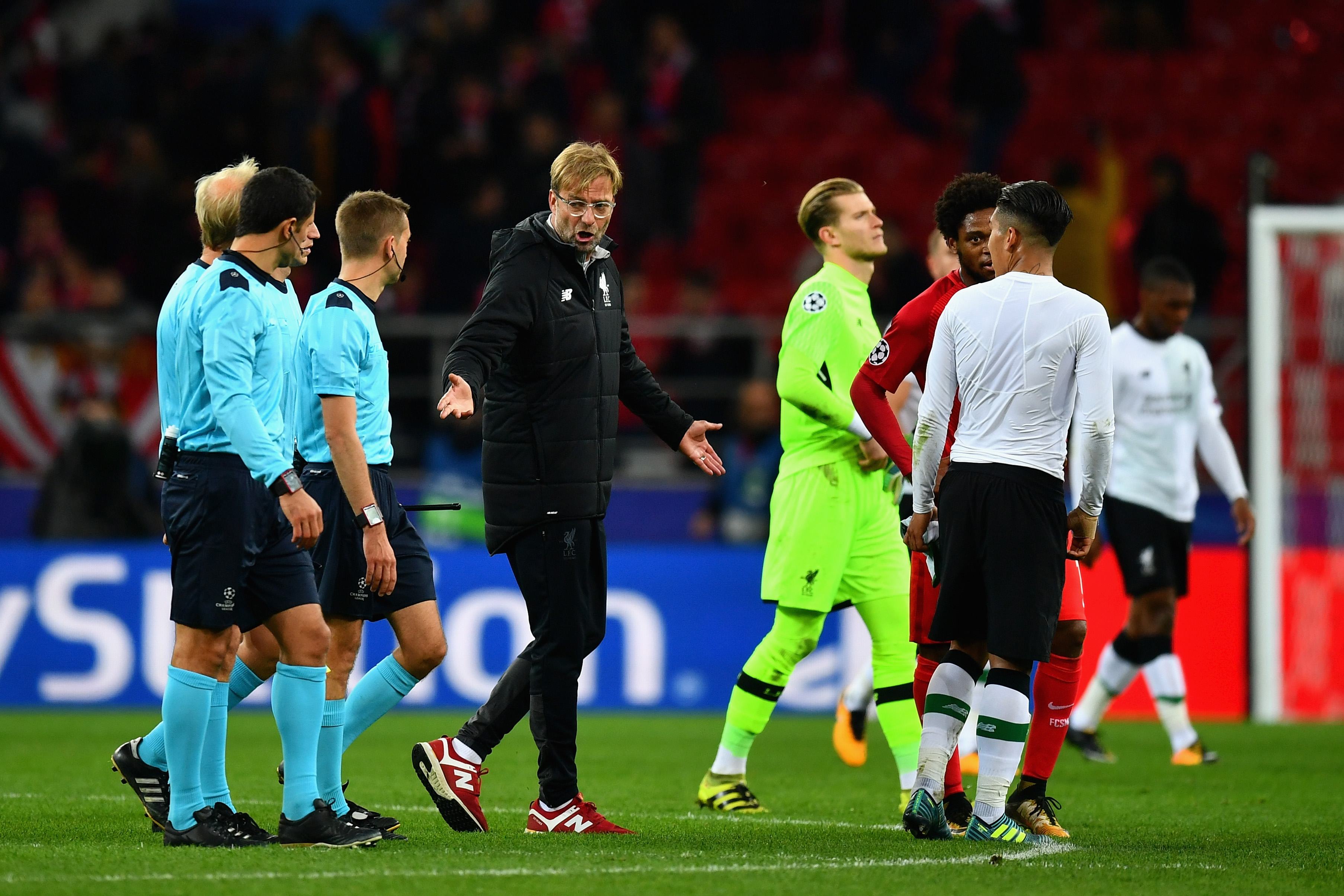 MOSCOW, RUSSIA - SEPTEMBER 26:  Jurgen Klopp, Manager of Liverpool argues with referee Clement Turpin  after the UEFA Champions League group E match between Spartak Moskva and Liverpool FC at Otkrytije Arena on September 26, 2017 in Moscow, Russia.  (Photo by Dan Mullan/Getty Images)