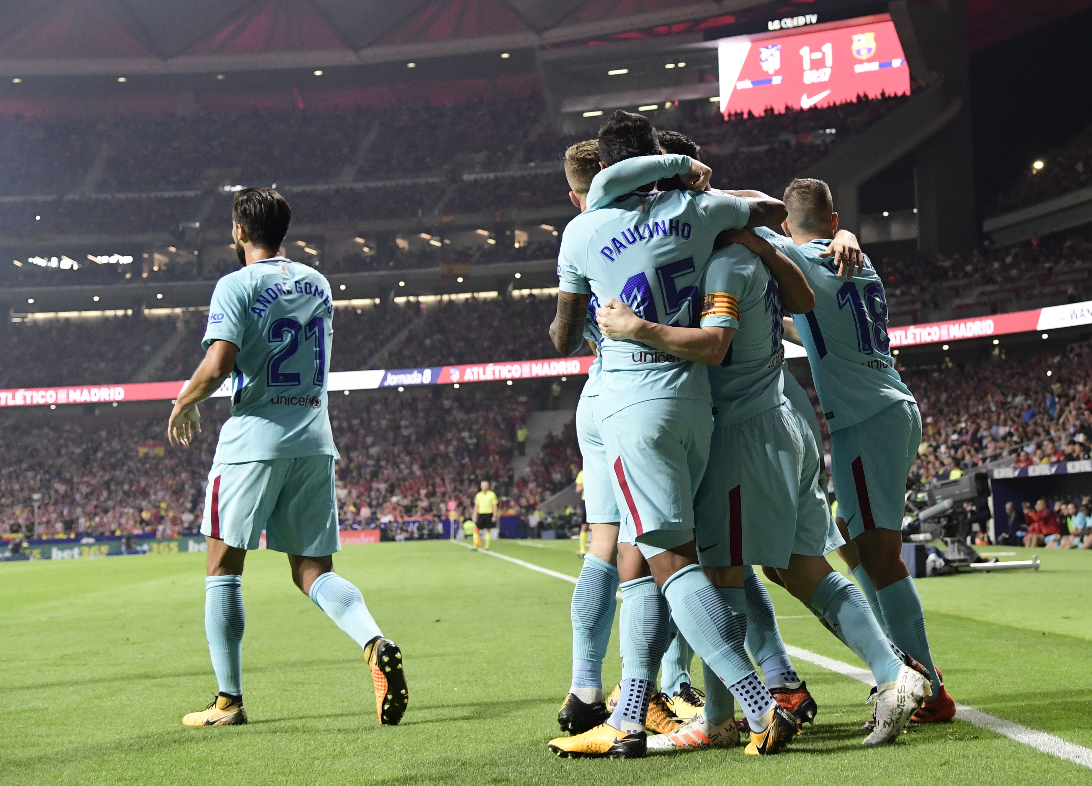 Barcelona players celebrate their goal during the Spanish league football match Club Atletico de Madrid vs FC Barcelona at the Wanda Metropolitano stadium in Madrid on October 14, 2017. / AFP PHOTO / JAVIER SORIANO (Photo credit should read JAVIER SORIANO/AFP/Getty Images)