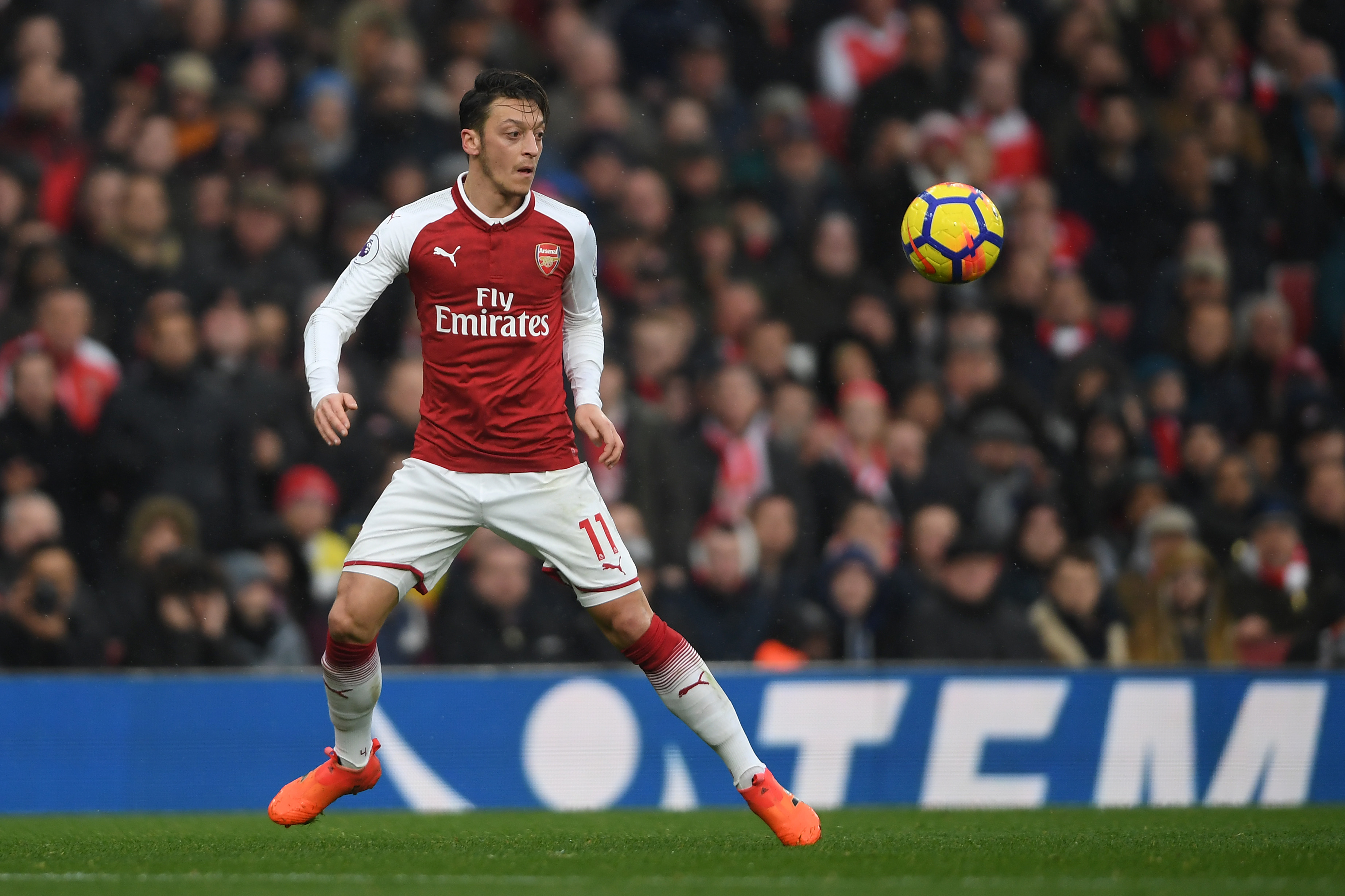 LONDON, ENGLAND - NOVEMBER 18:  Mesut Ozil of Arsenal in action during the Premier League match between Arsenal and Tottenham Hotspur at Emirates Stadium on November 18, 2017 in London, England.  (Photo by Mike Hewitt/Getty Images)